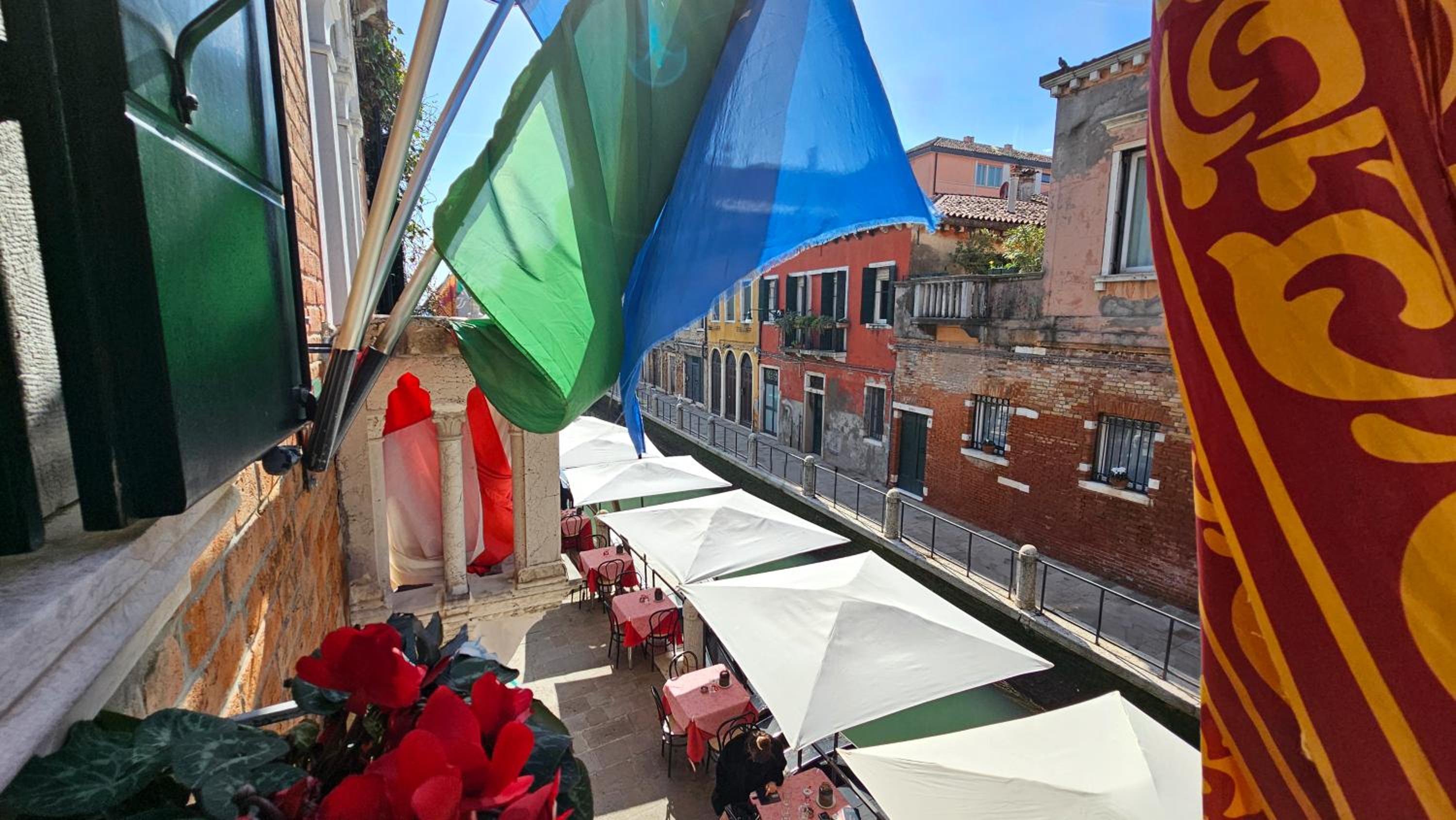 Superior Double or Twin Room with Canal View photo 2