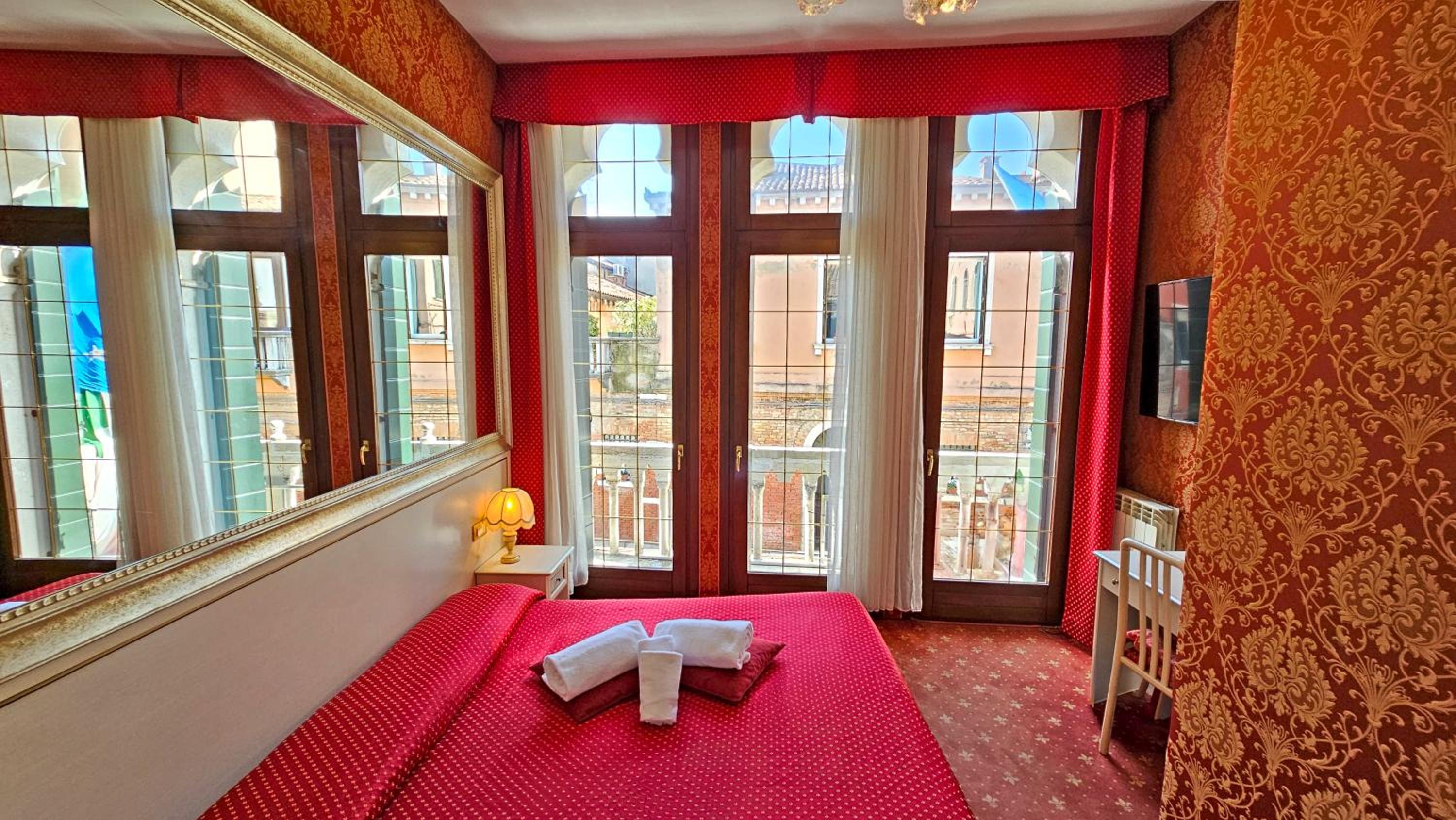 Superior Double or Twin Room with Canal View photo 3