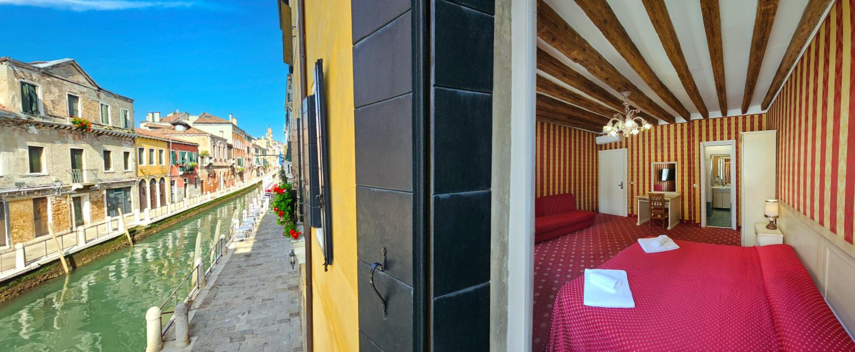 Deluxe Quadruple Room with Canal View photo 2