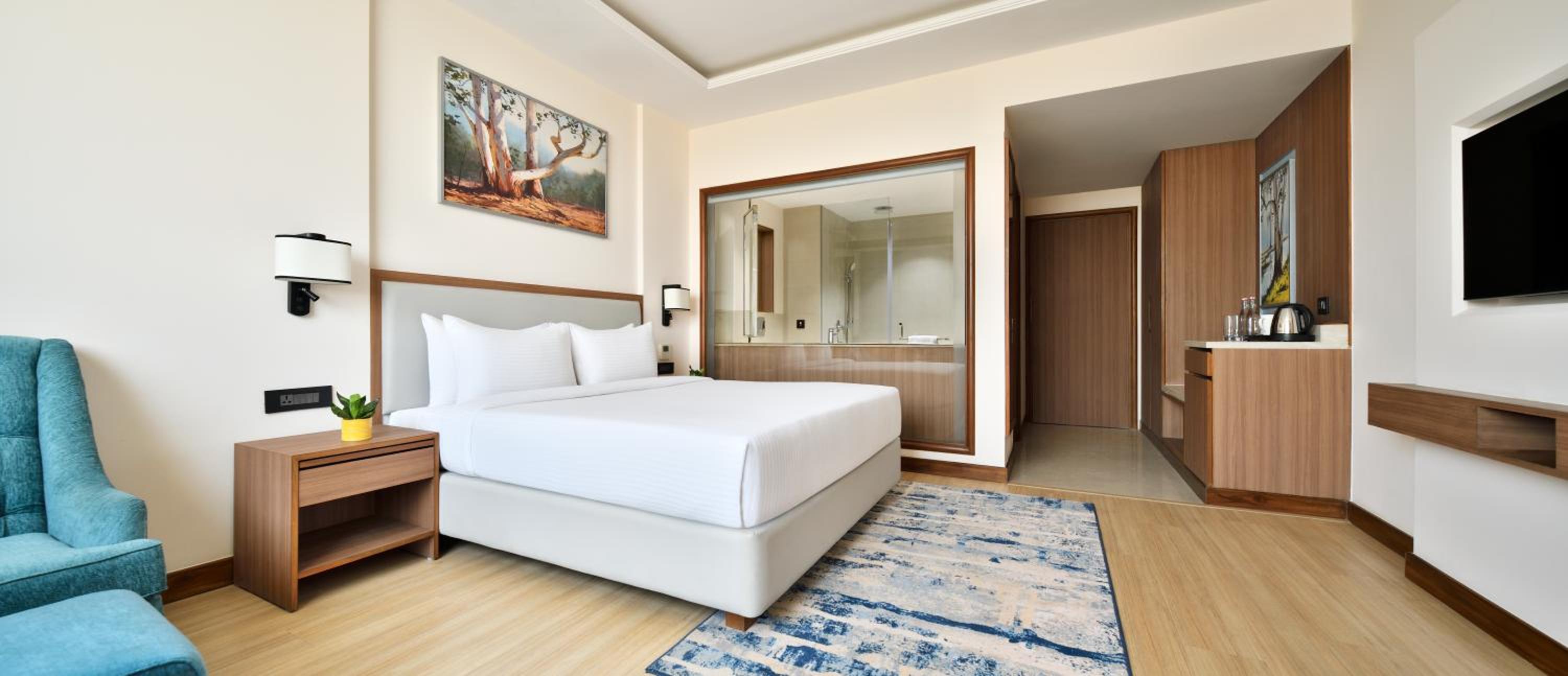 Deluxe King Bedroom - Photo 7