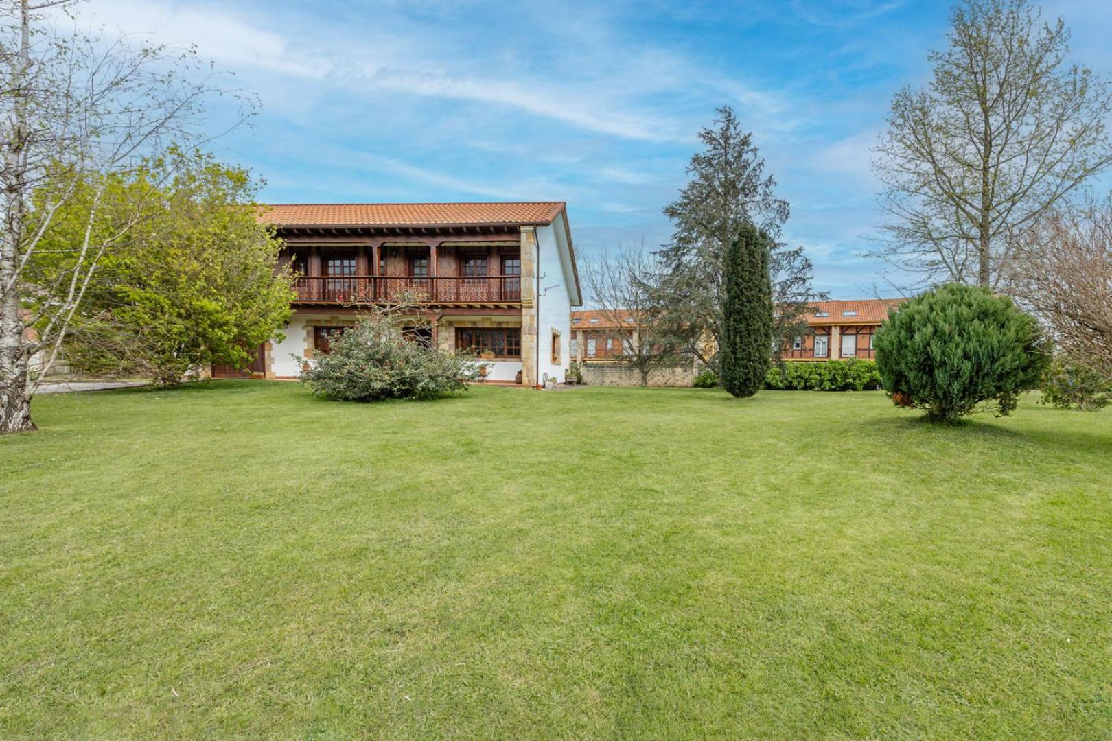Three-Bedroom House photo 3