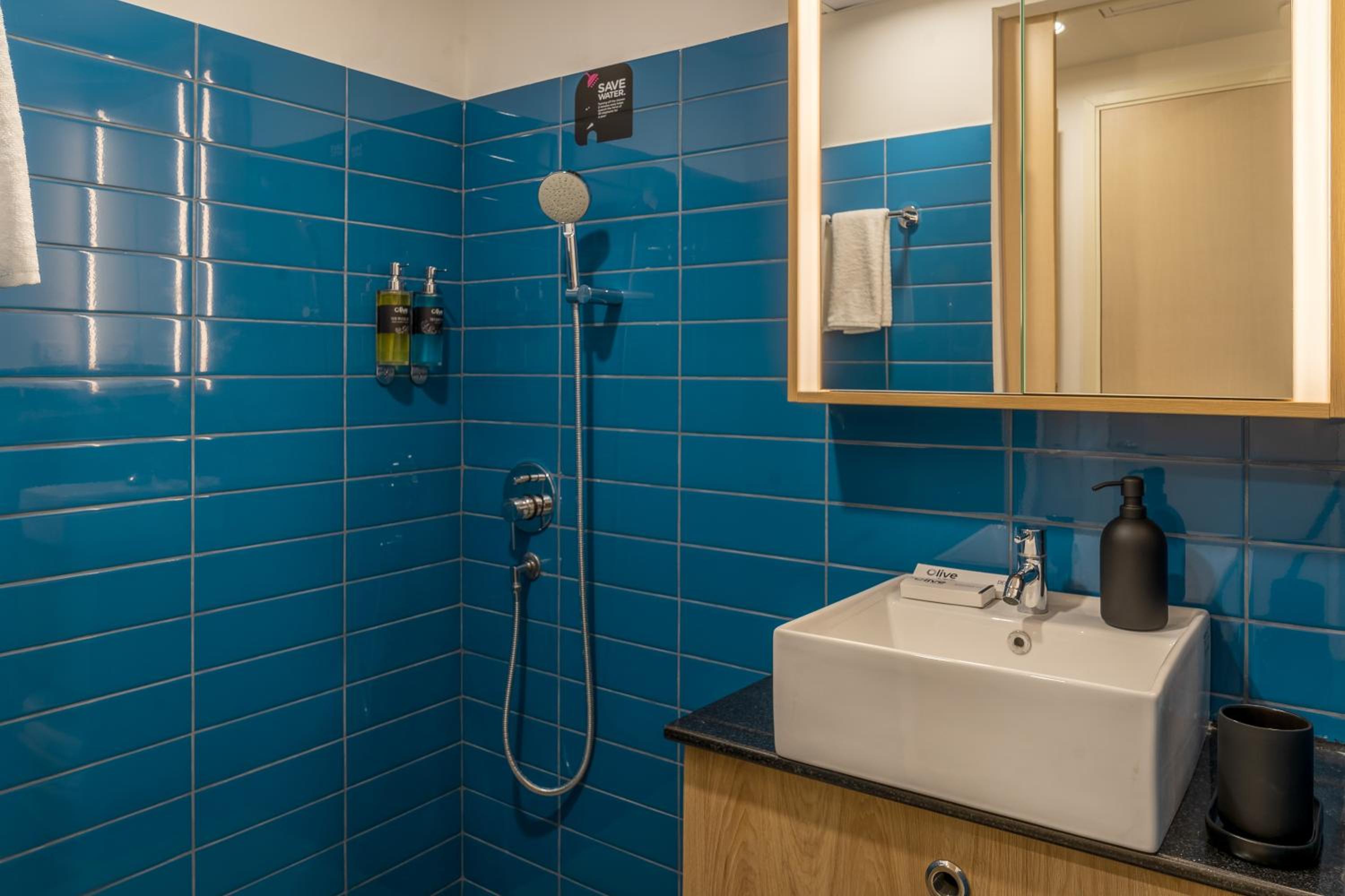 Deluxe King Room - Photo 11