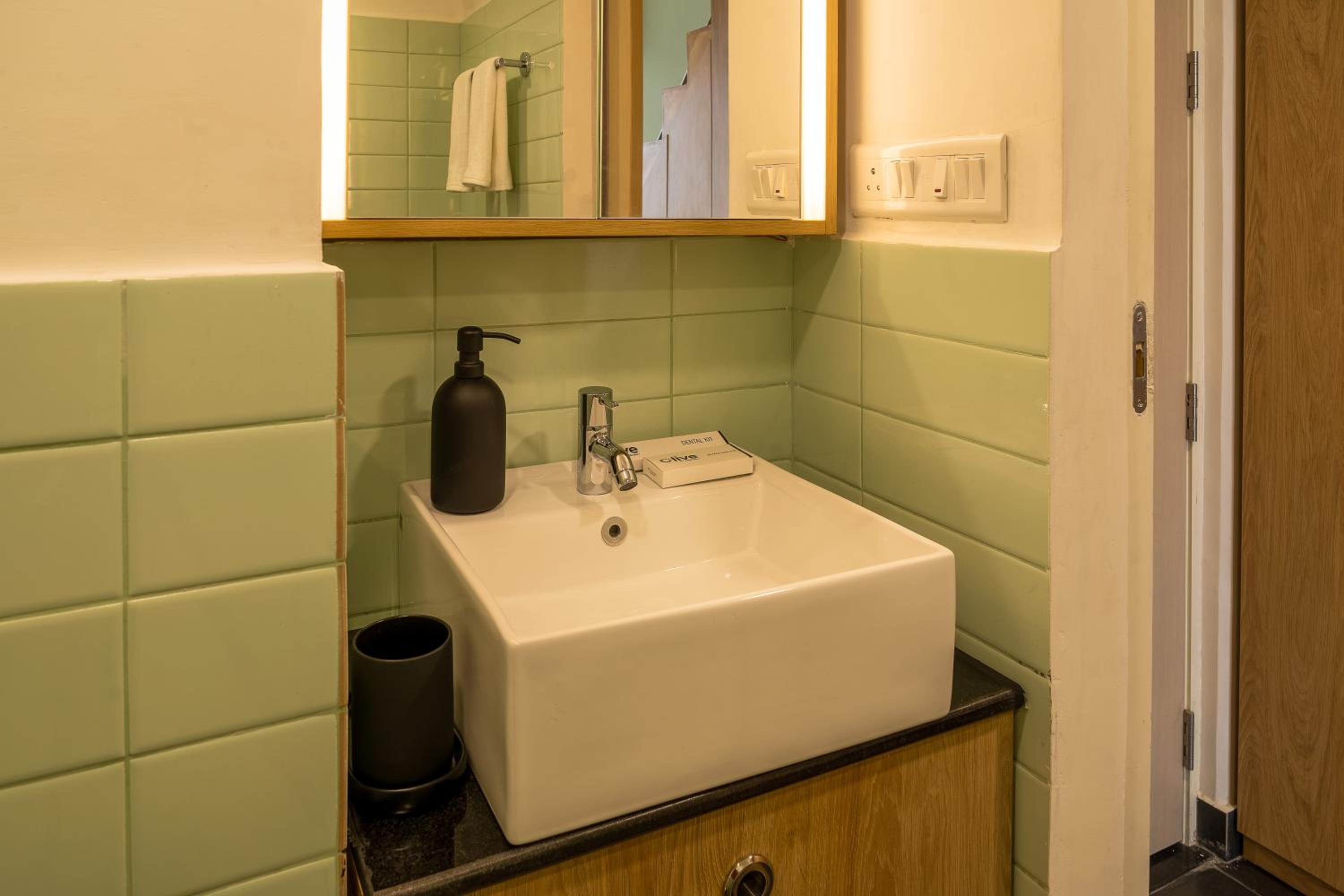 Suite - Photo 13