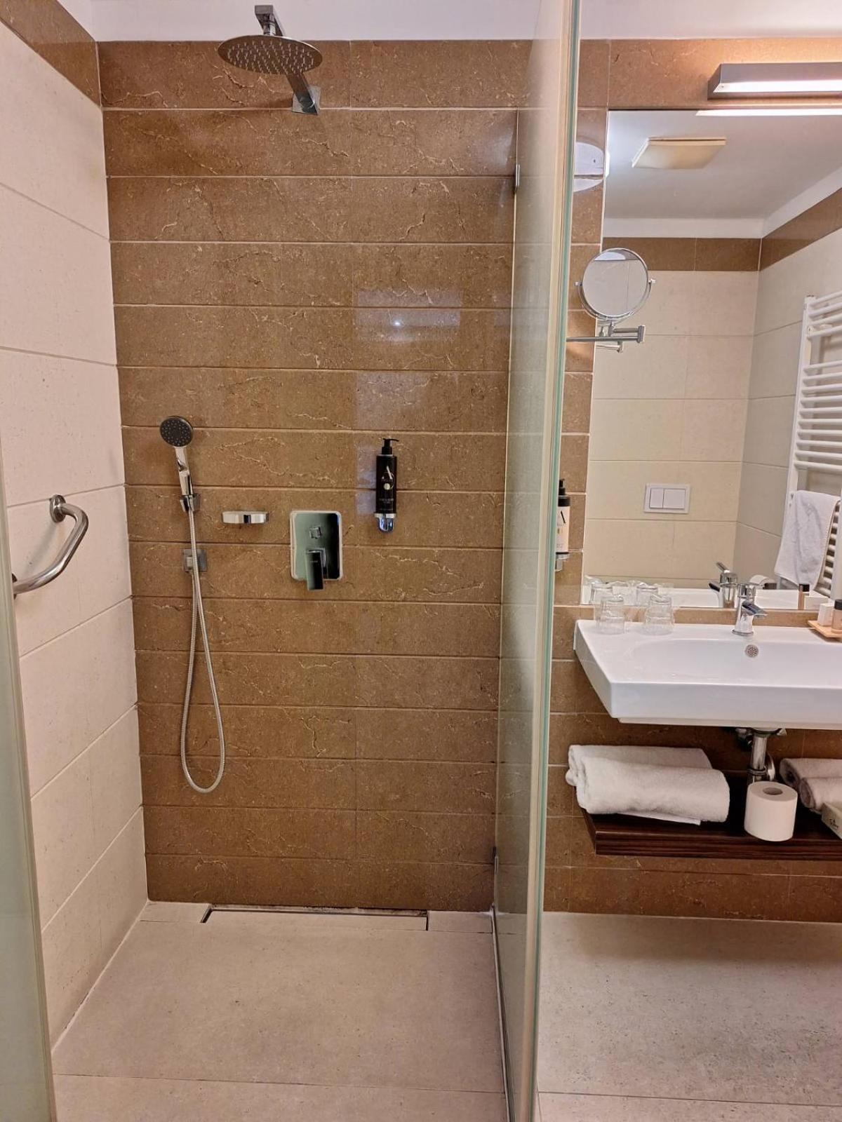 Standard Twin Room with balcony - Photo 5