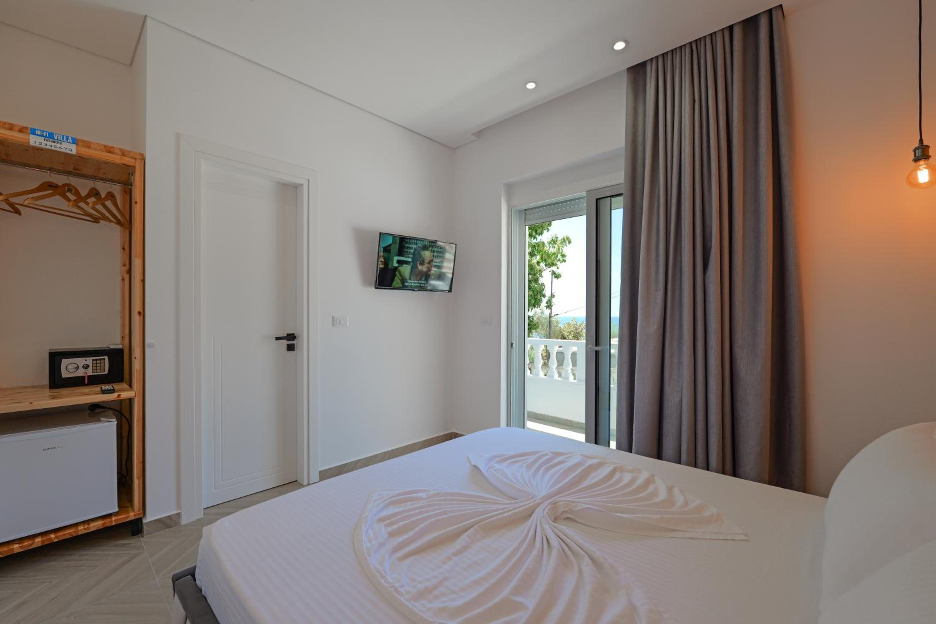 Deluxe Double Room with Balcony and Sea View photo 3