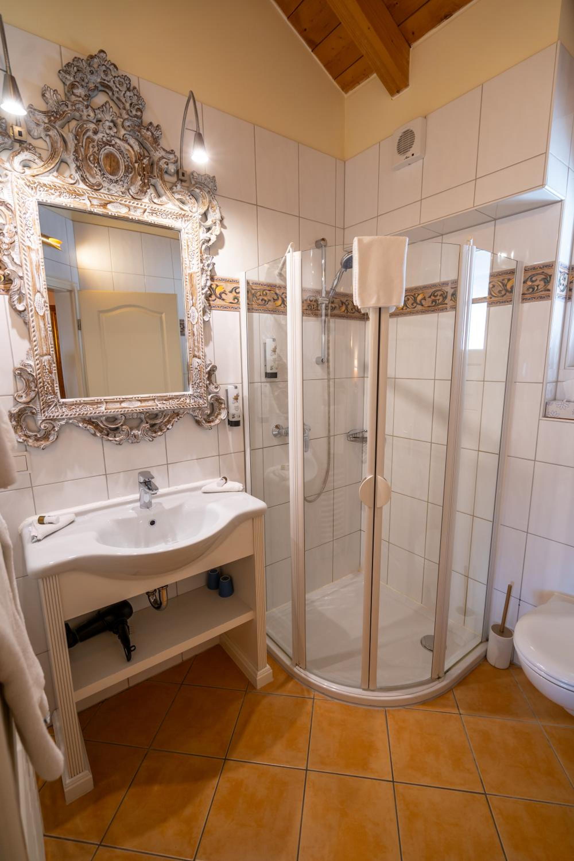 Double Room - Photo 23