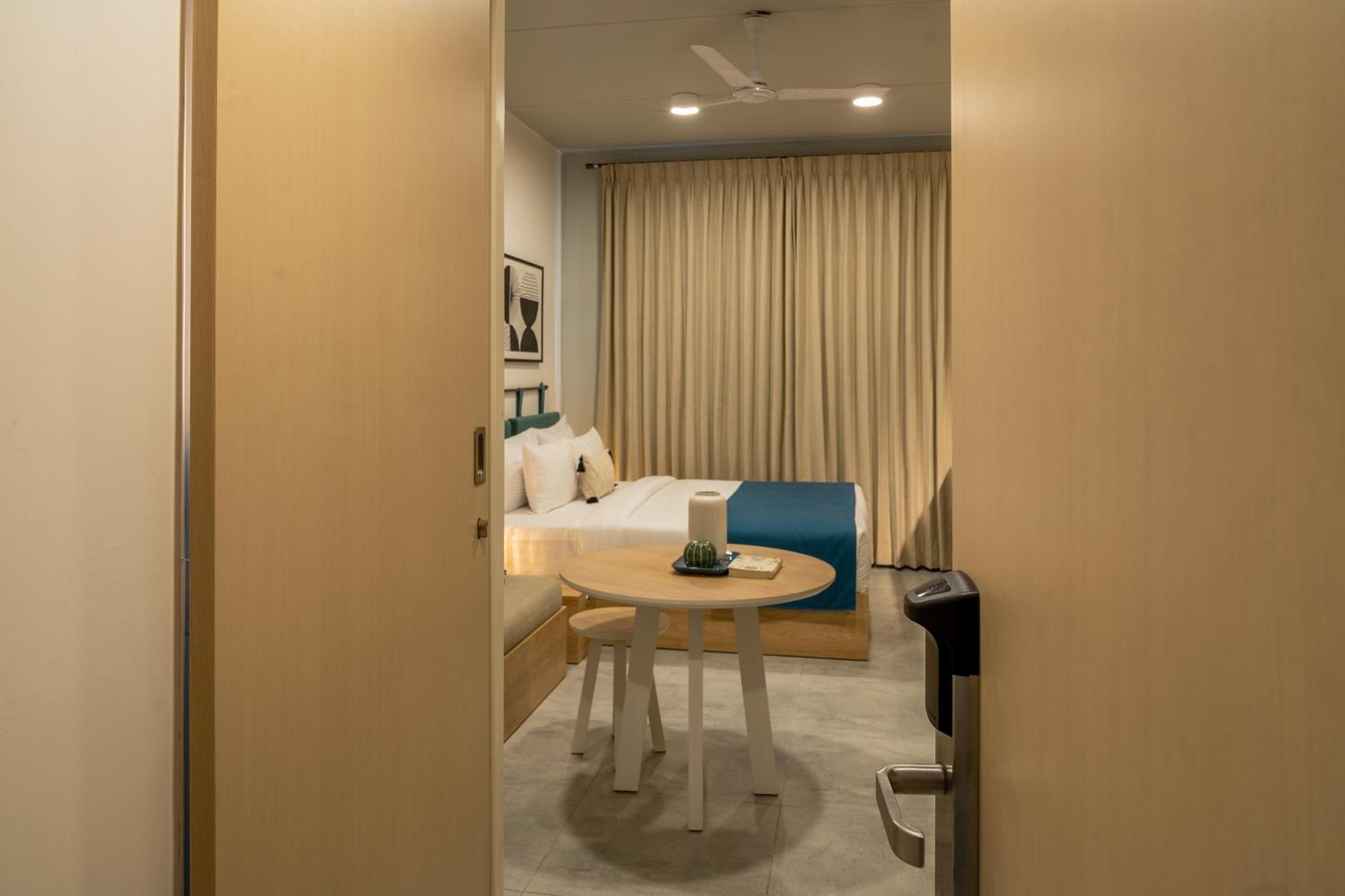 Deluxe King Room - Photo 10
