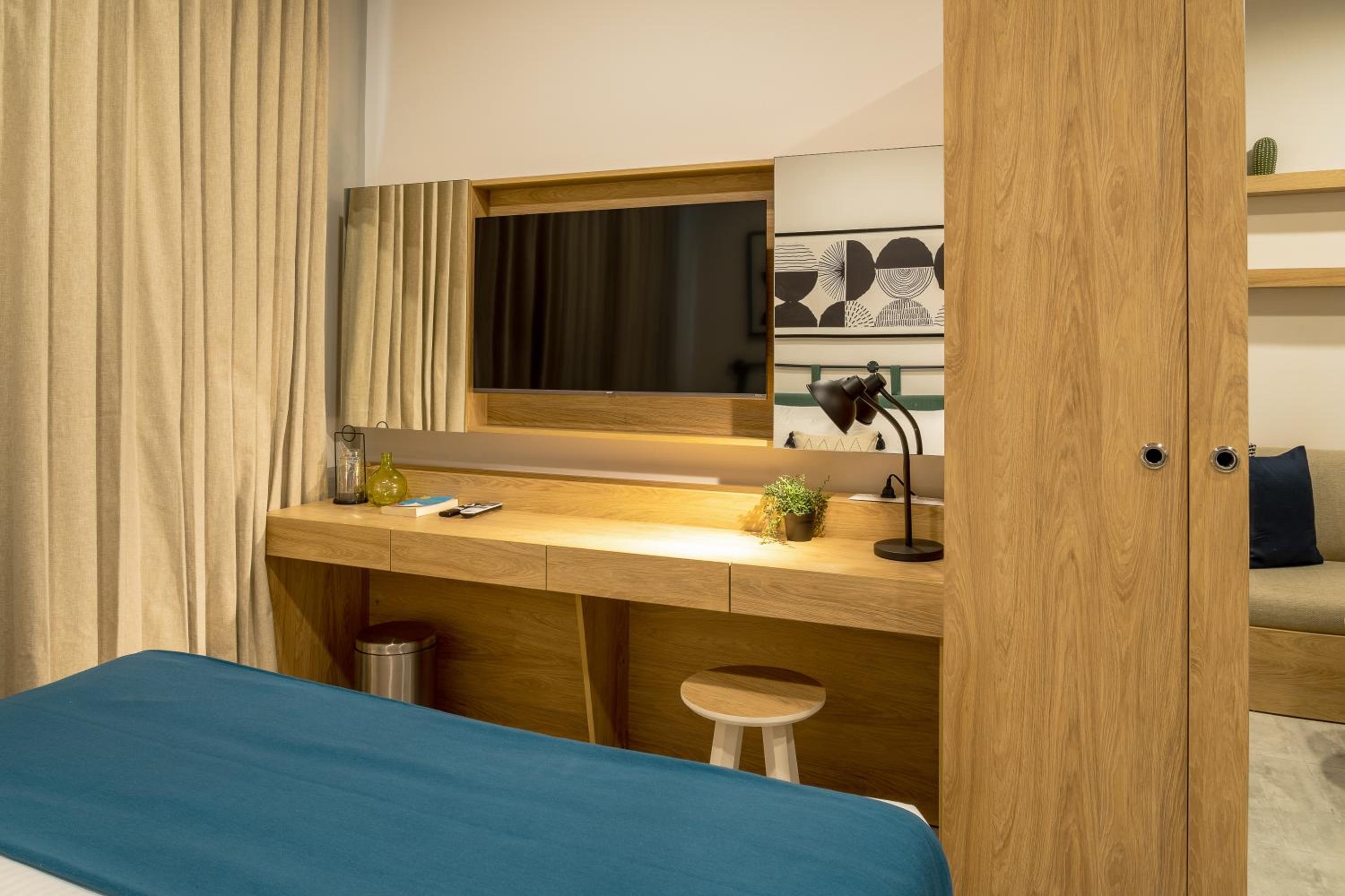Deluxe King Room - Photo 6