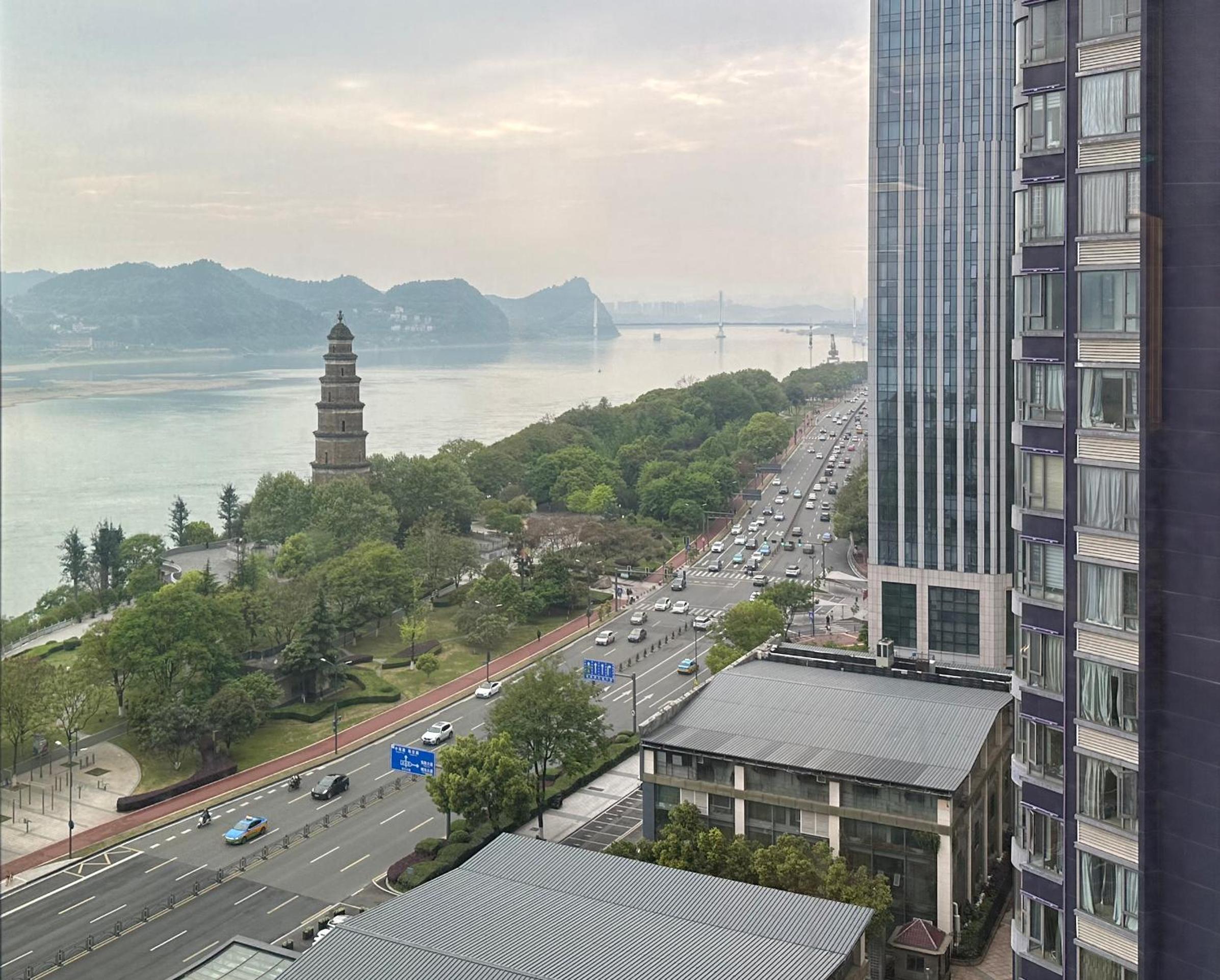 Deluxe King Room with River View photo 3
