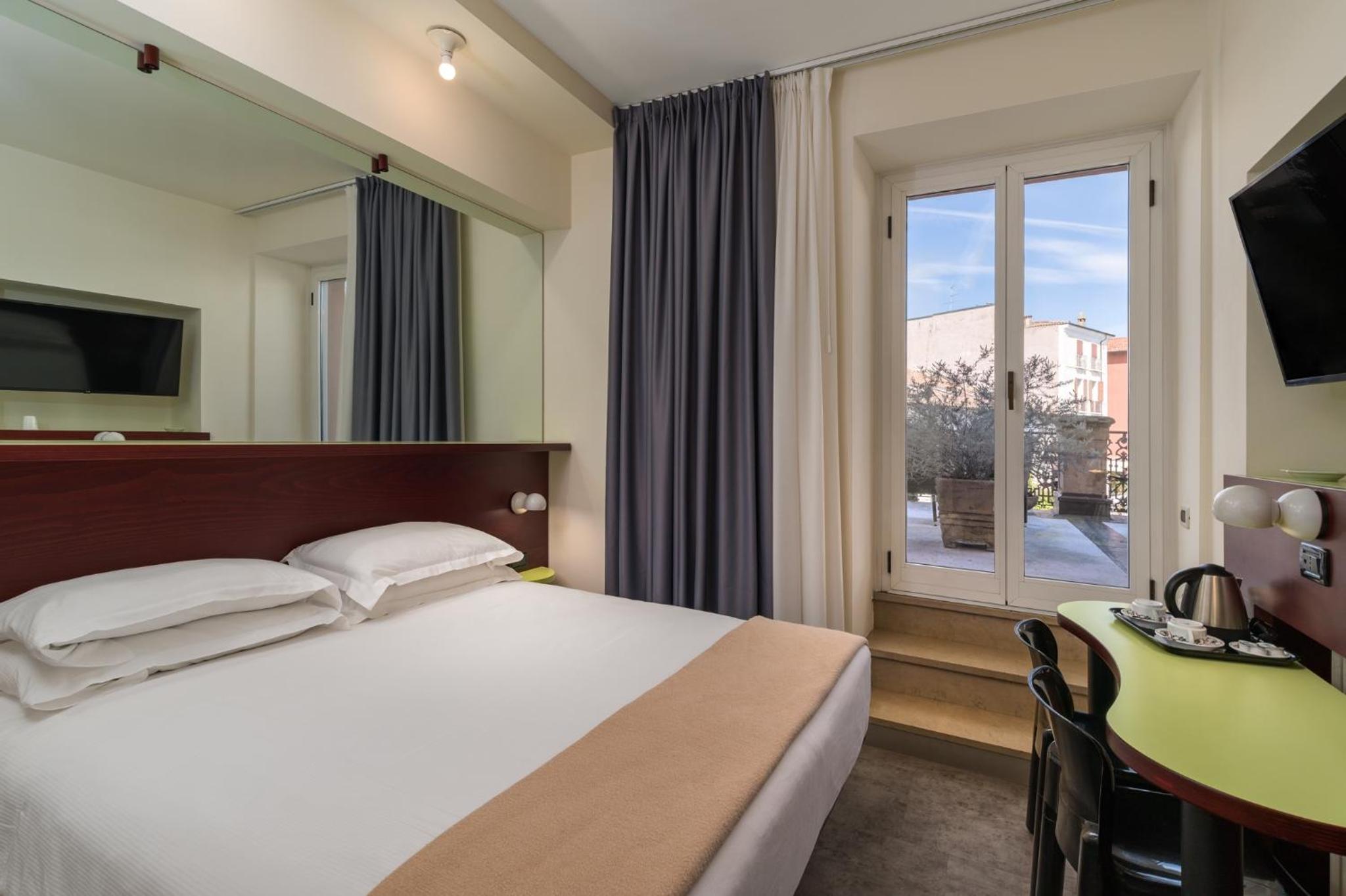 Double Room with Harbor View - Photo 9