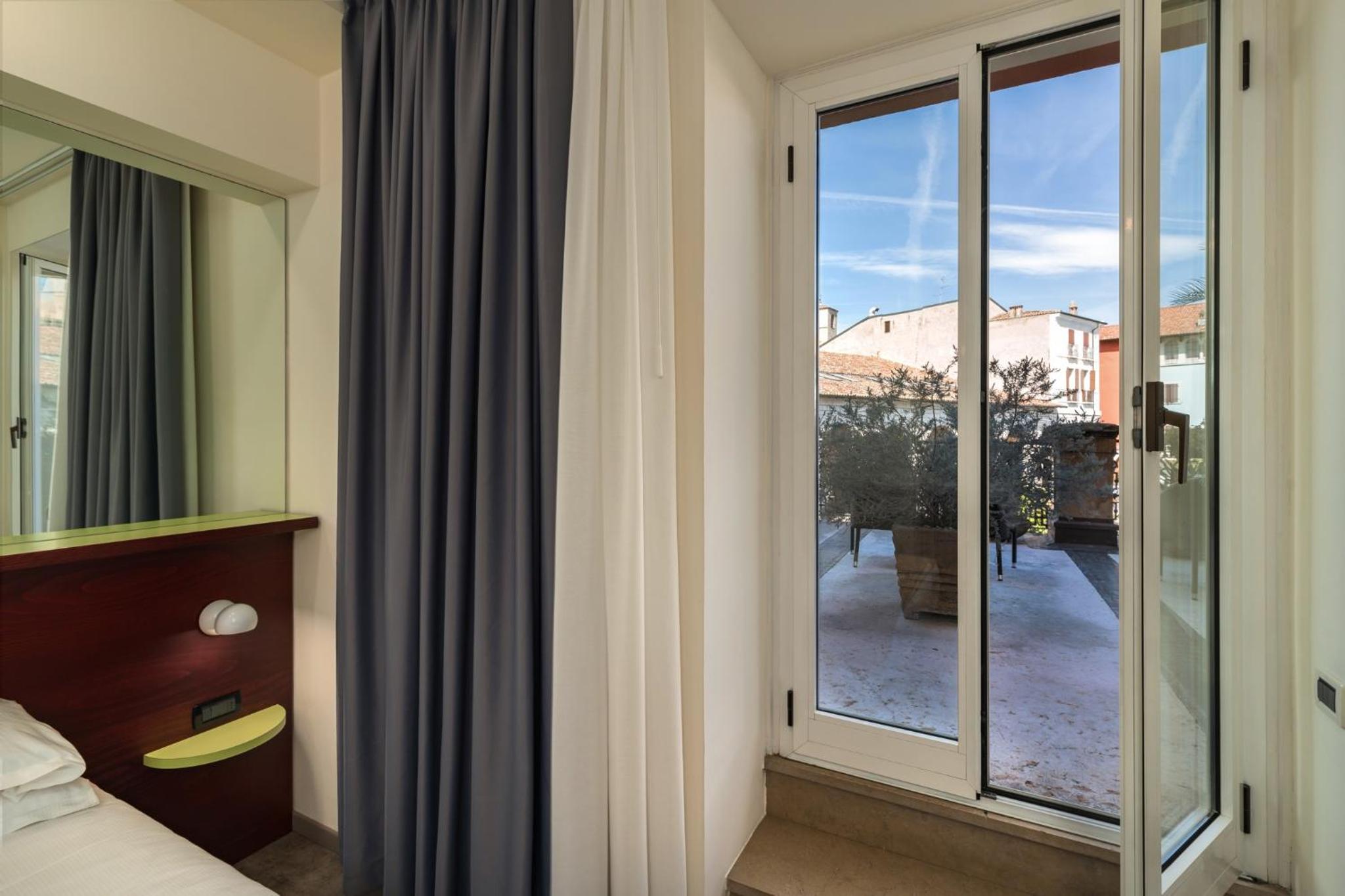 Double Room with Harbor View - Photo 6