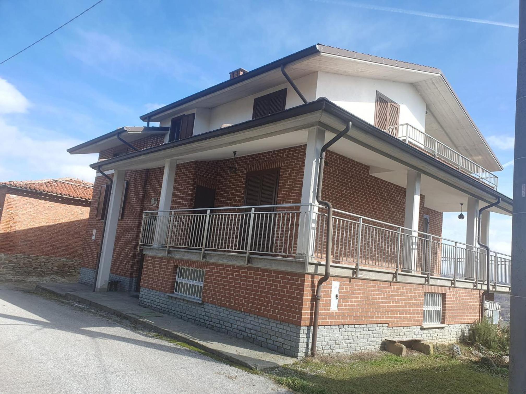Six-Bedroom House photo 2