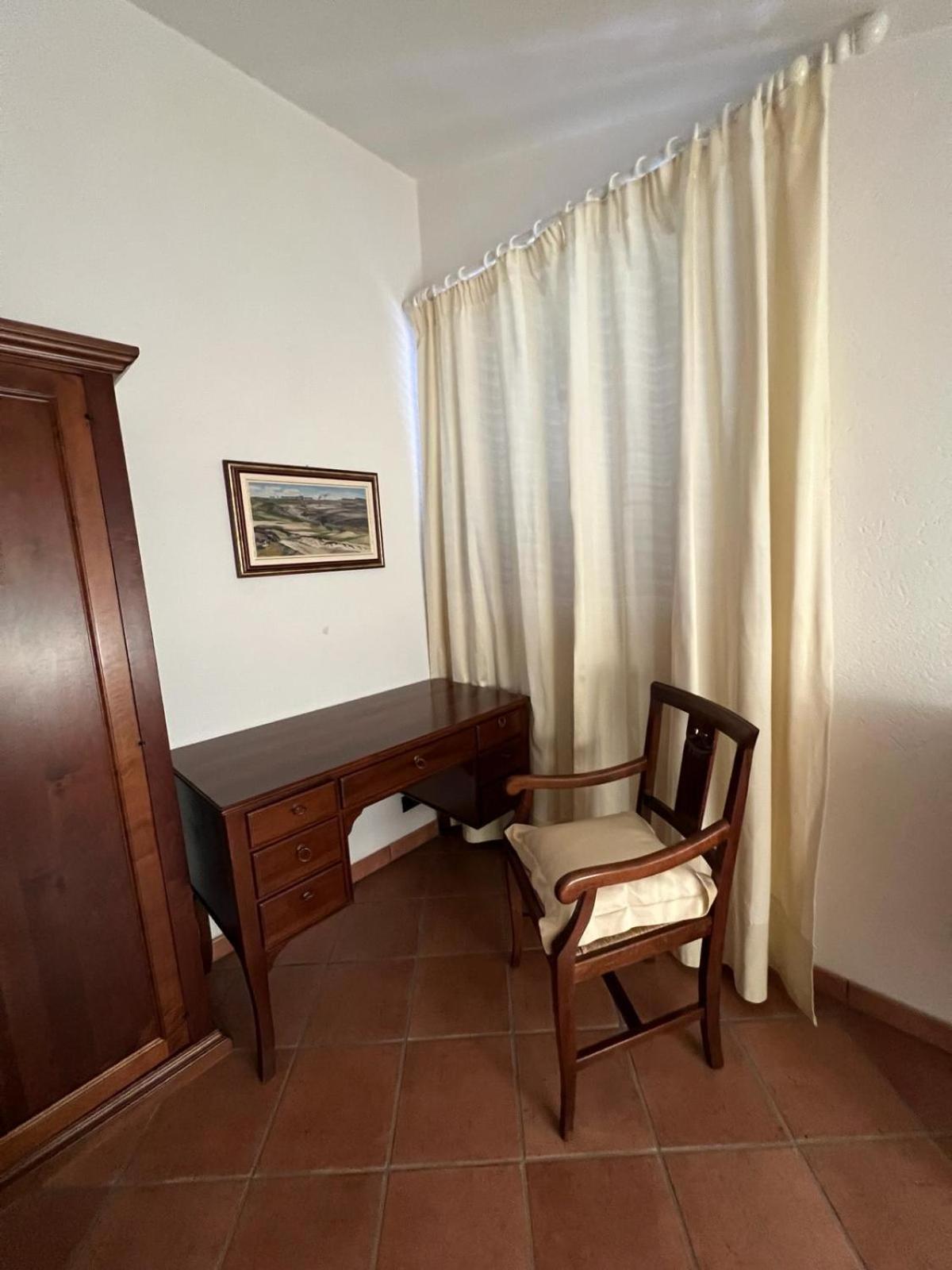 Six-Bedroom House photo 1