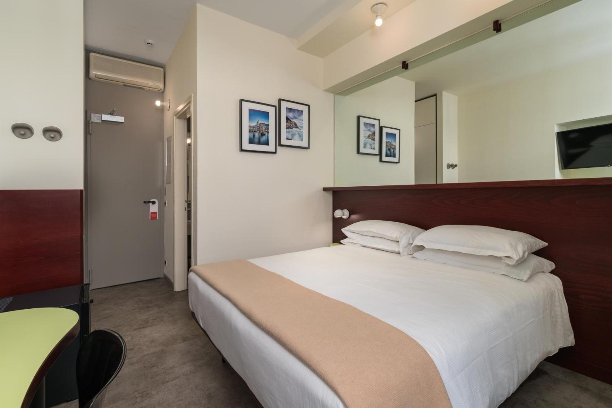 Double Room with Harbor View - Photo 8