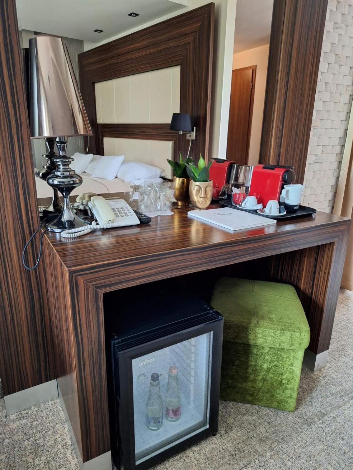 Deluxe Room - Photo 13