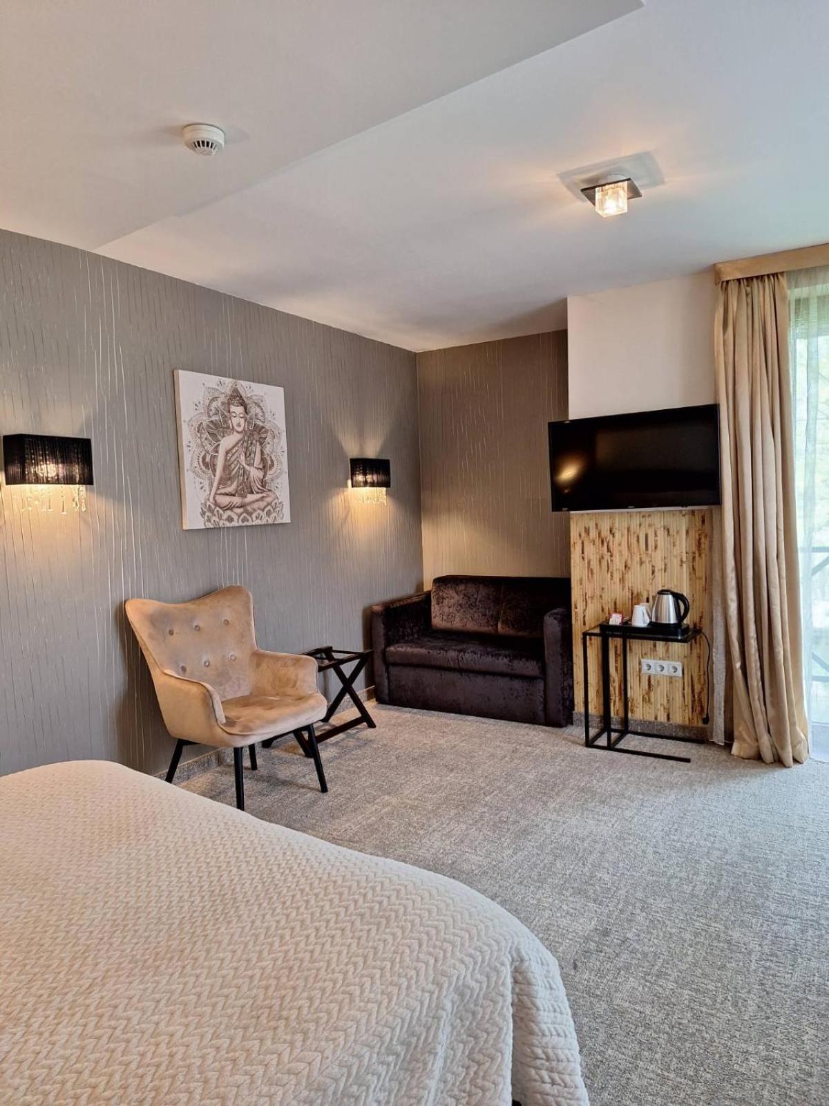 Deluxe Room - Photo 16