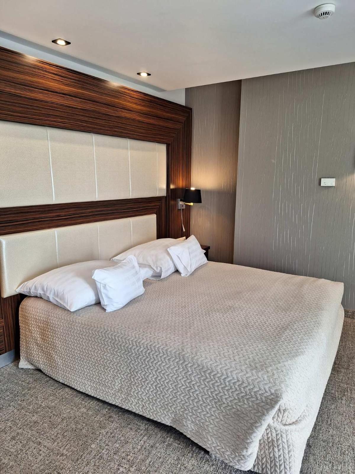 Deluxe Room - Photo 3