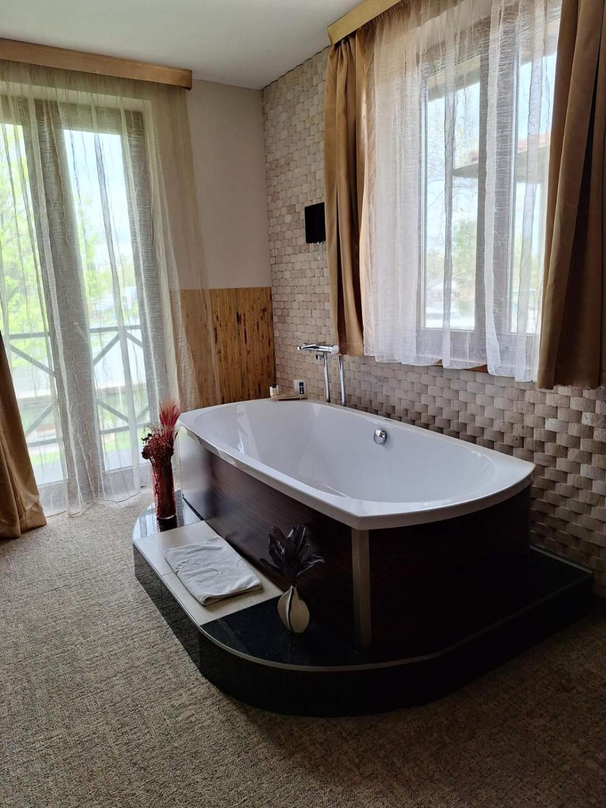 Deluxe Room - Photo 5