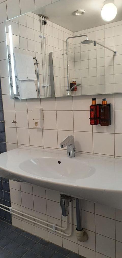 Large Double Room - Photo 3