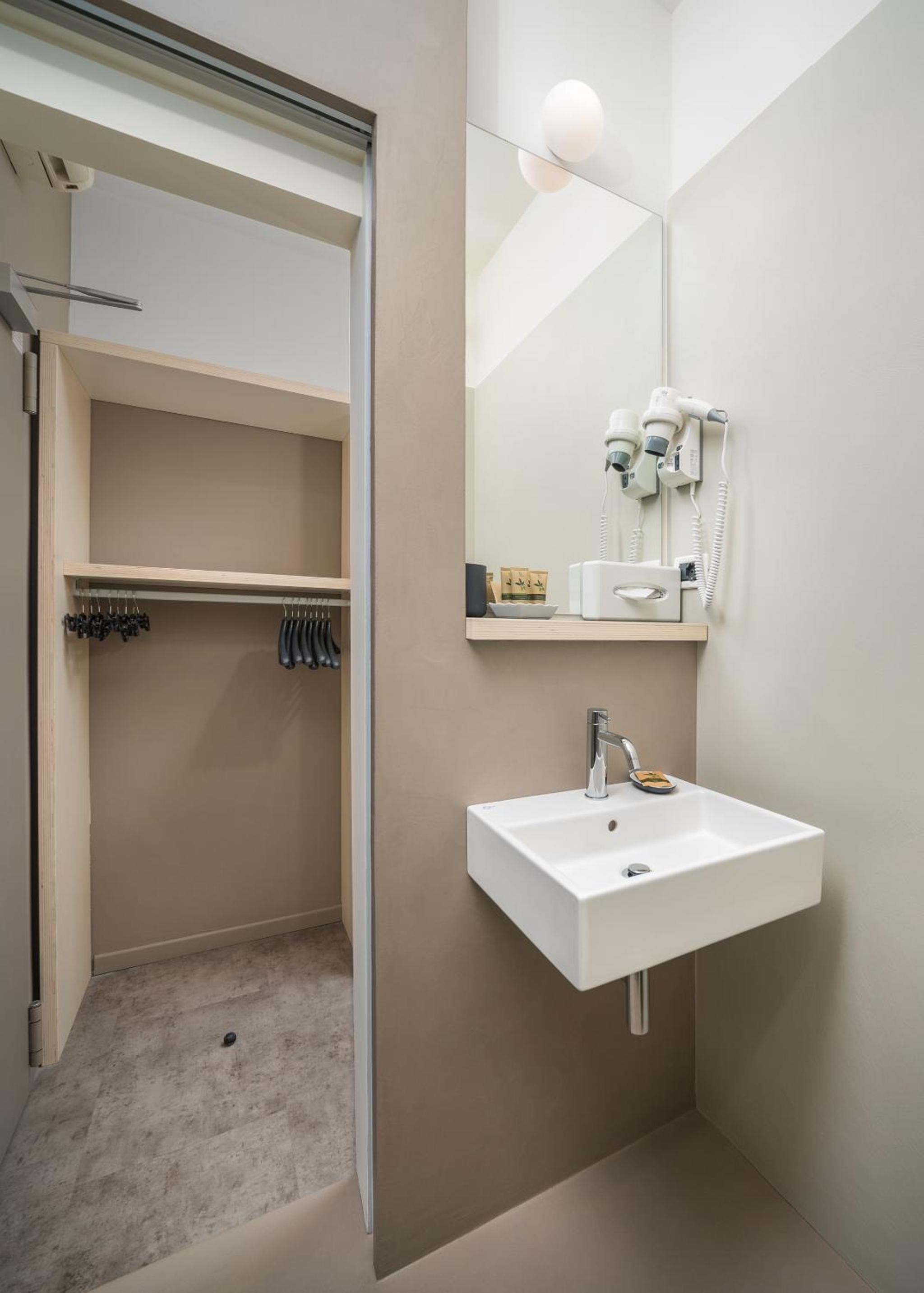 Double Room with Harbor View - Photo 10