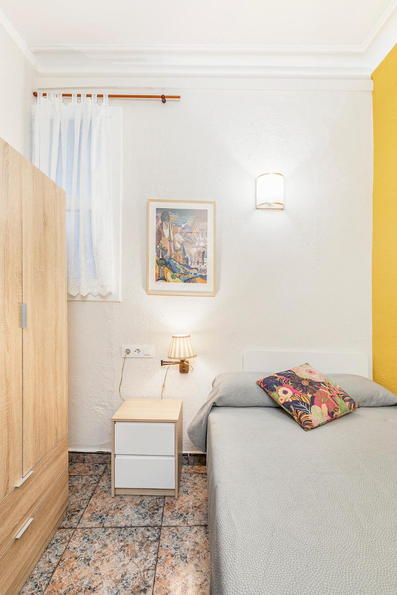Habitación individual con baño compartido
