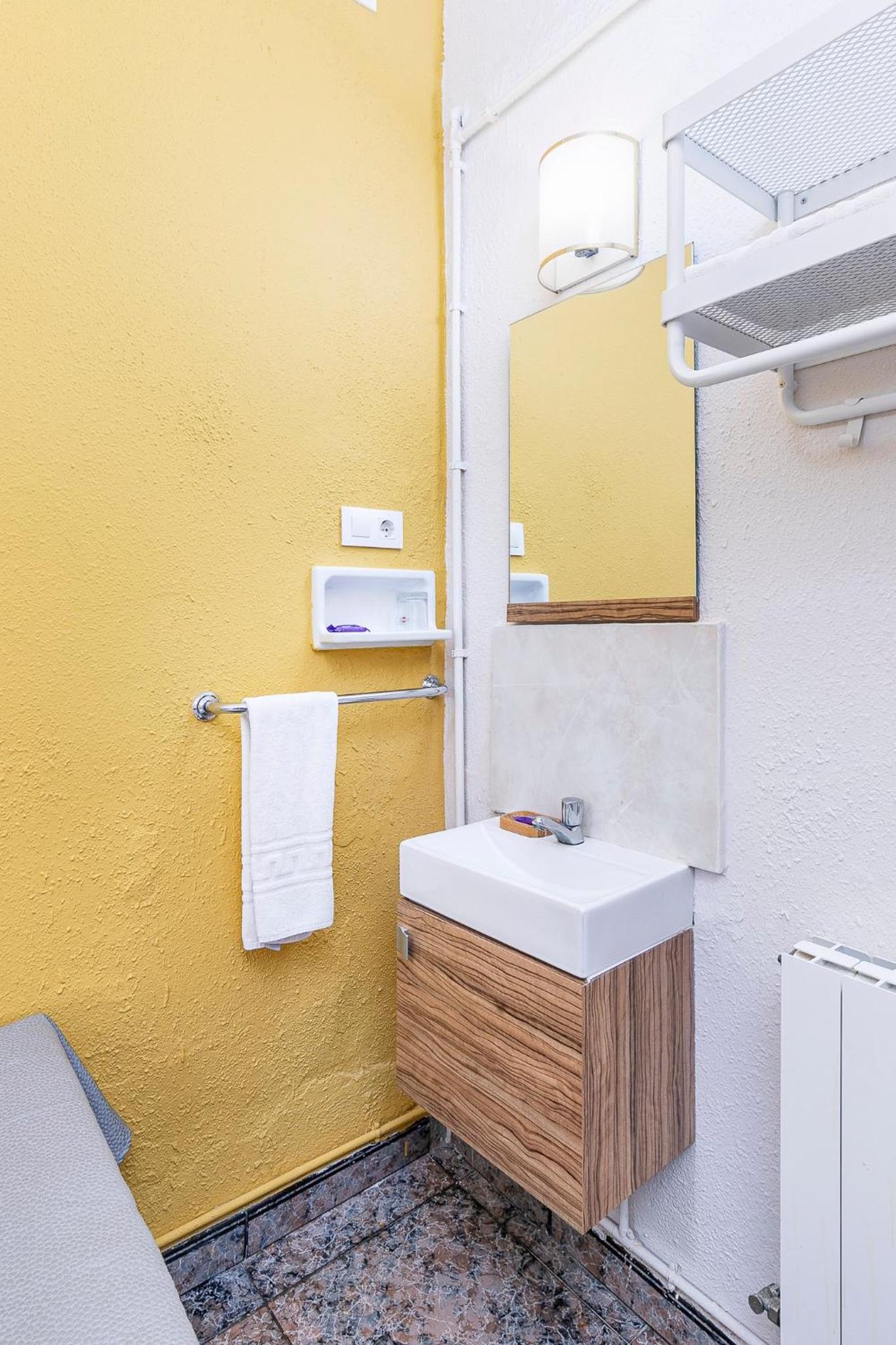 Single Room with Shared Bathroom photo 3