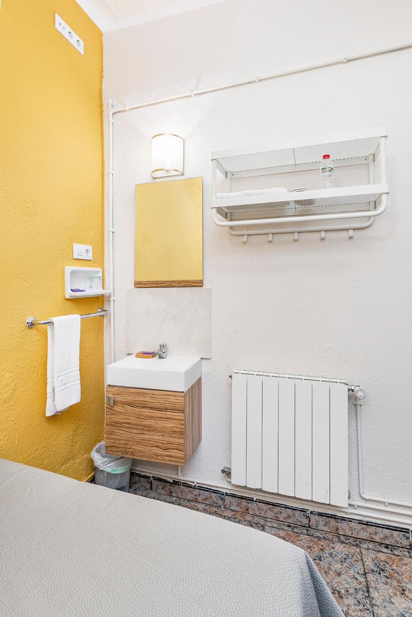 Single Room with Shared Bathroom photo 2