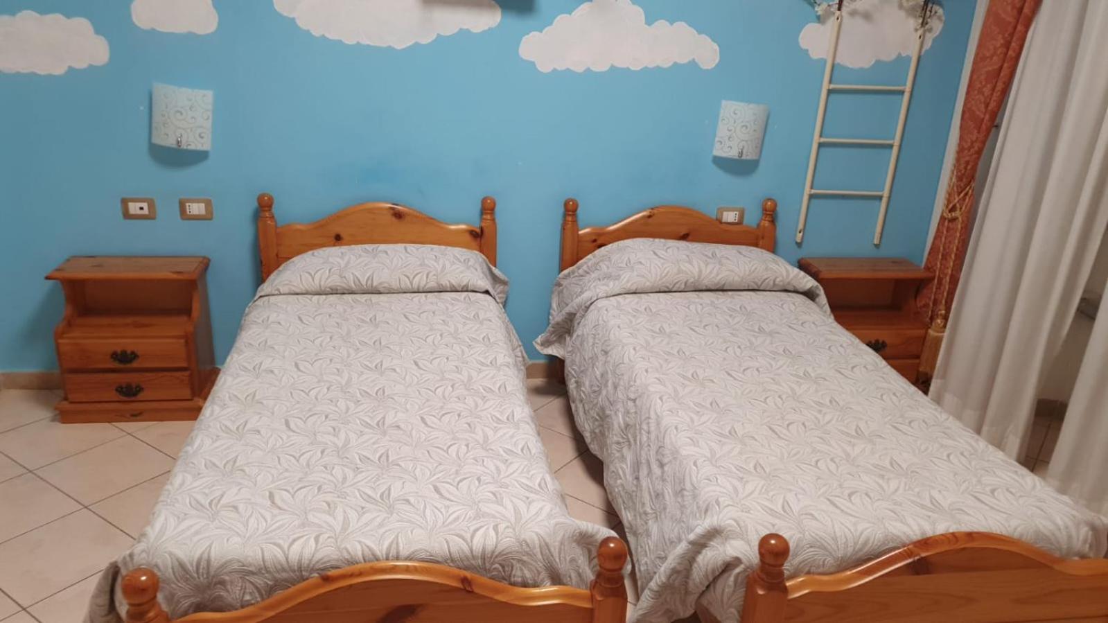 Twin Room - Photo 4