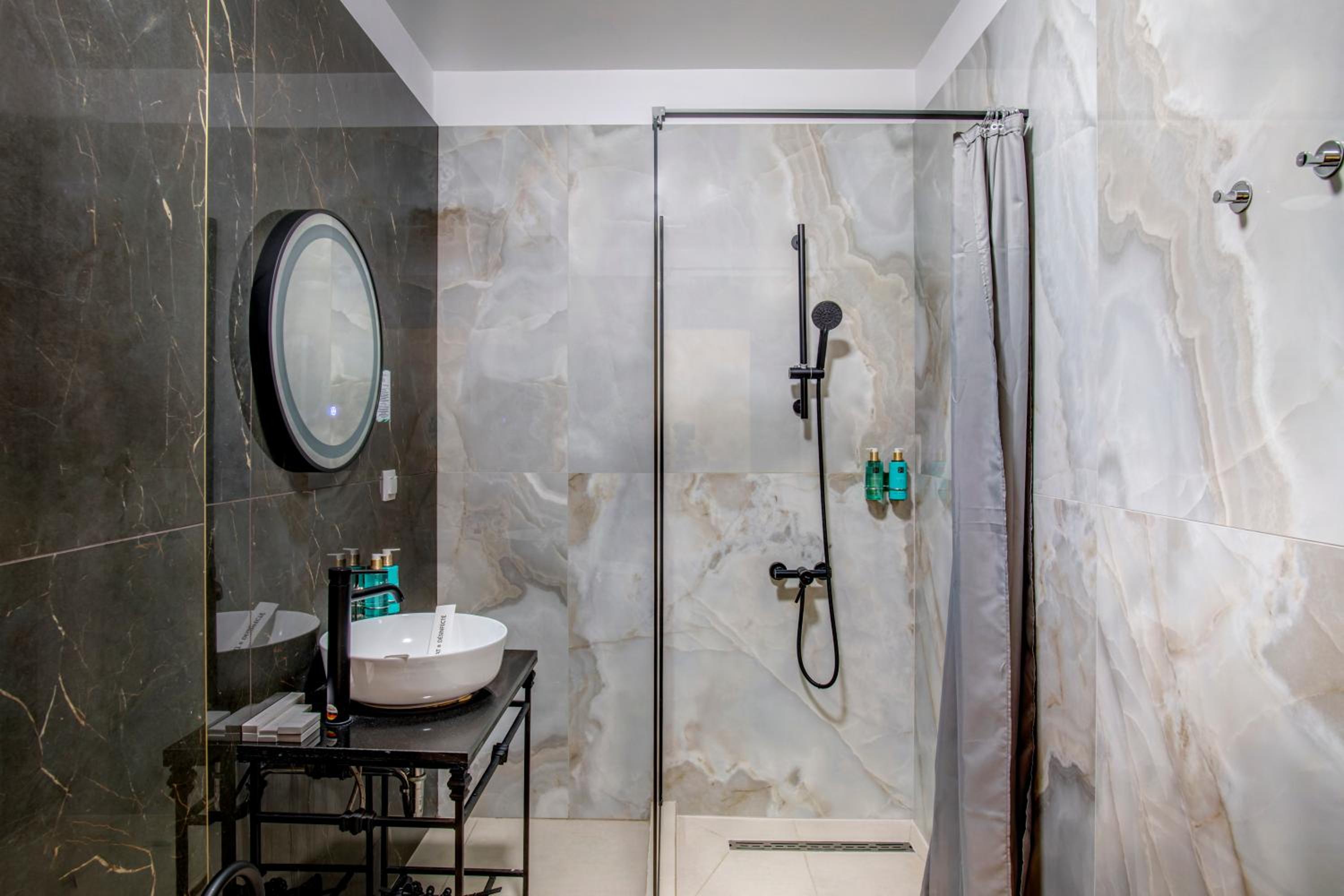 Superior One-Bedroom Suite - Photo 2