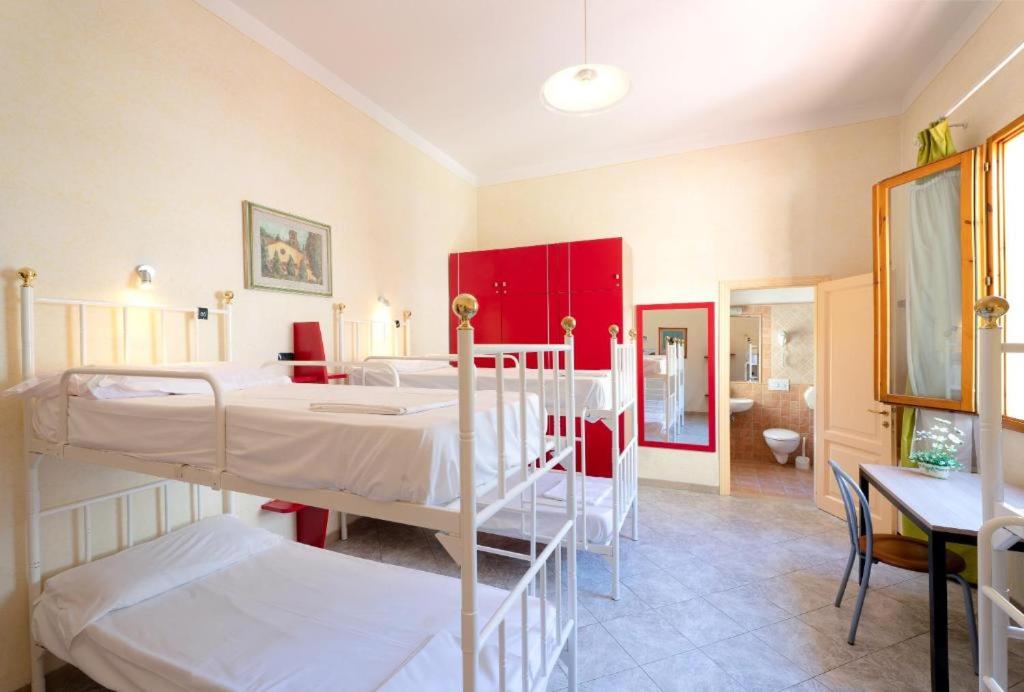 8-Bed Mixed Dormitory Room photo 2