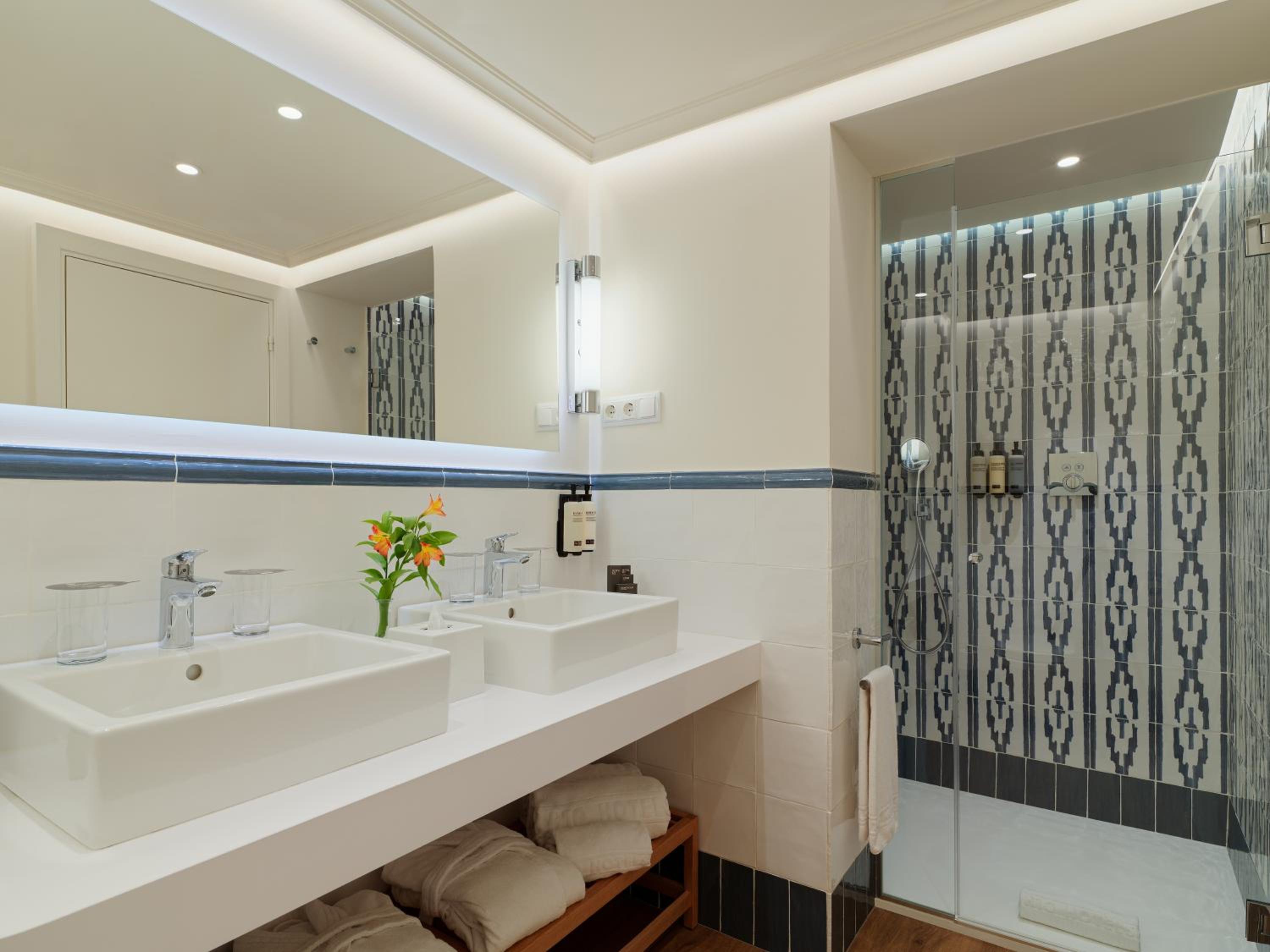 Suite (2 Adults + 2 Children)