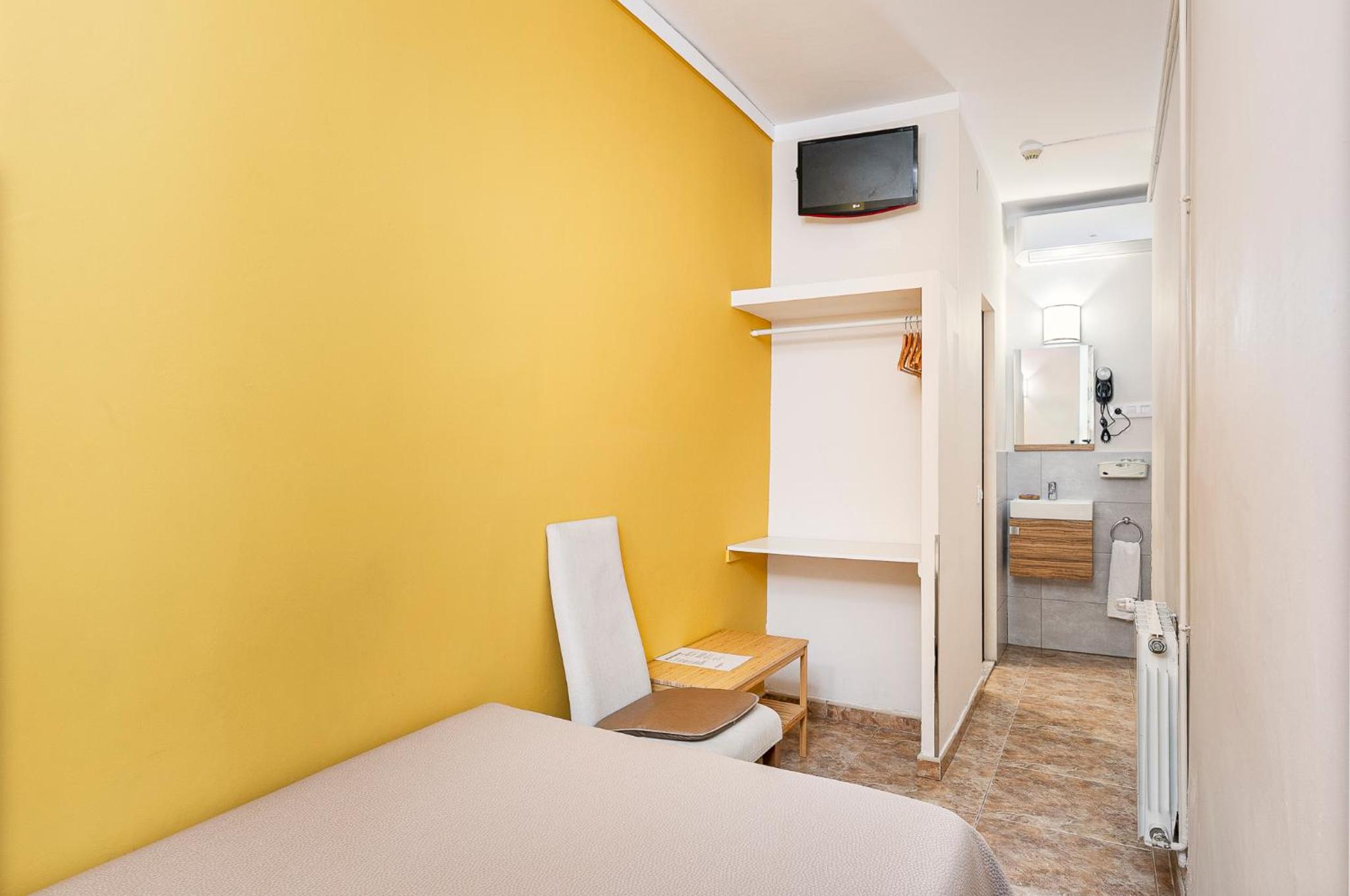 Double Room with Private Bathroom photo 2