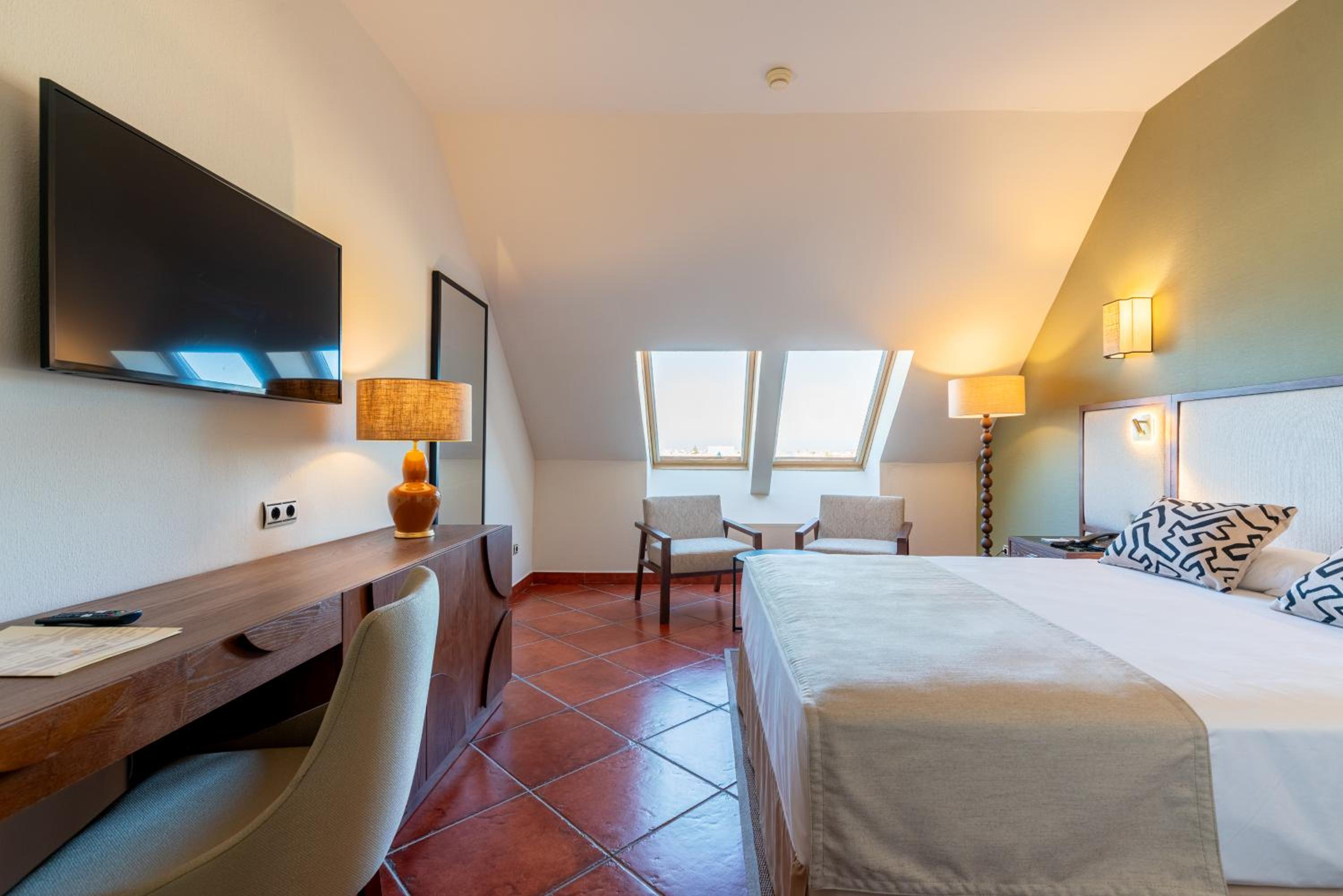Habitación doble con techo inclinado