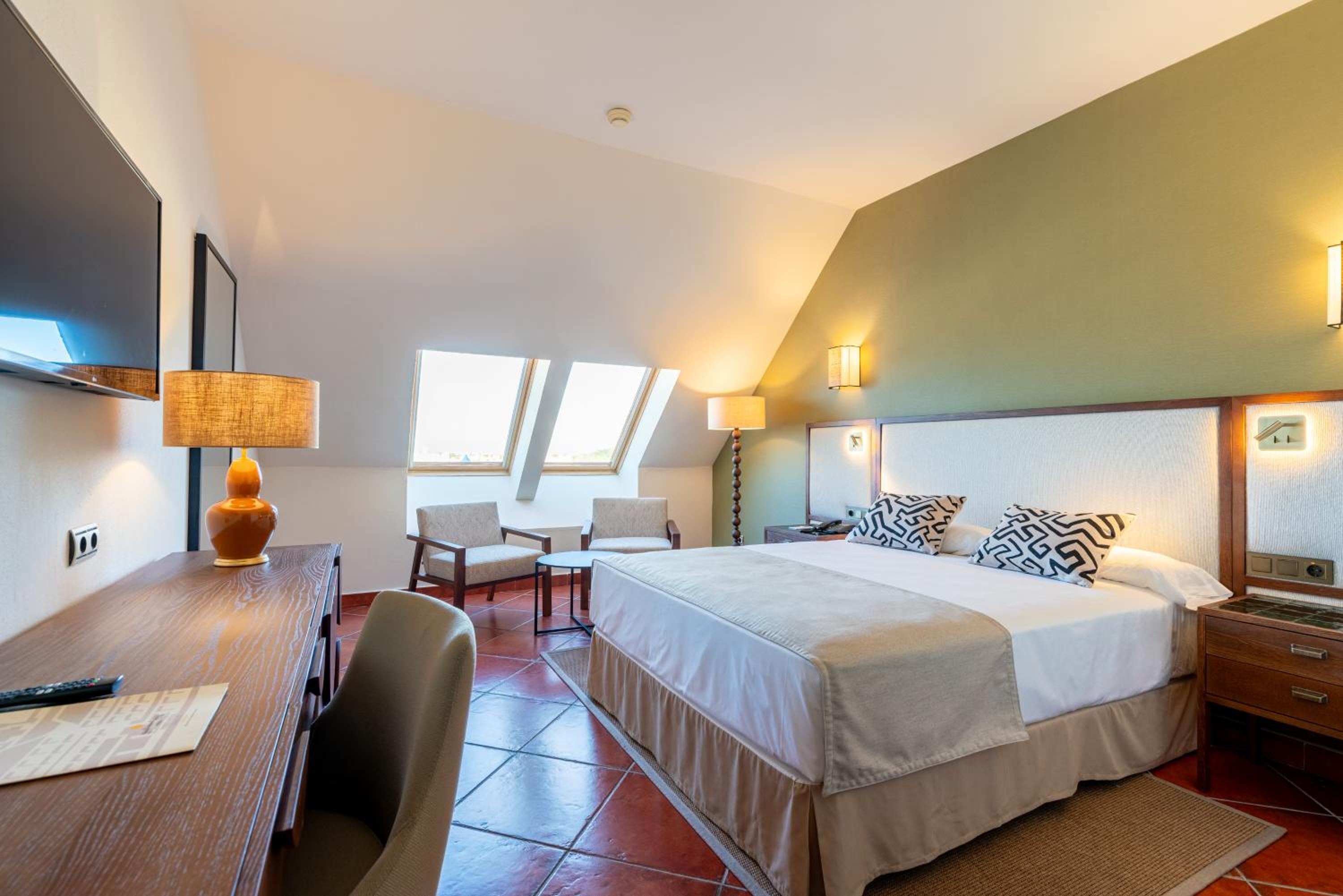Habitación doble con techo inclinado
