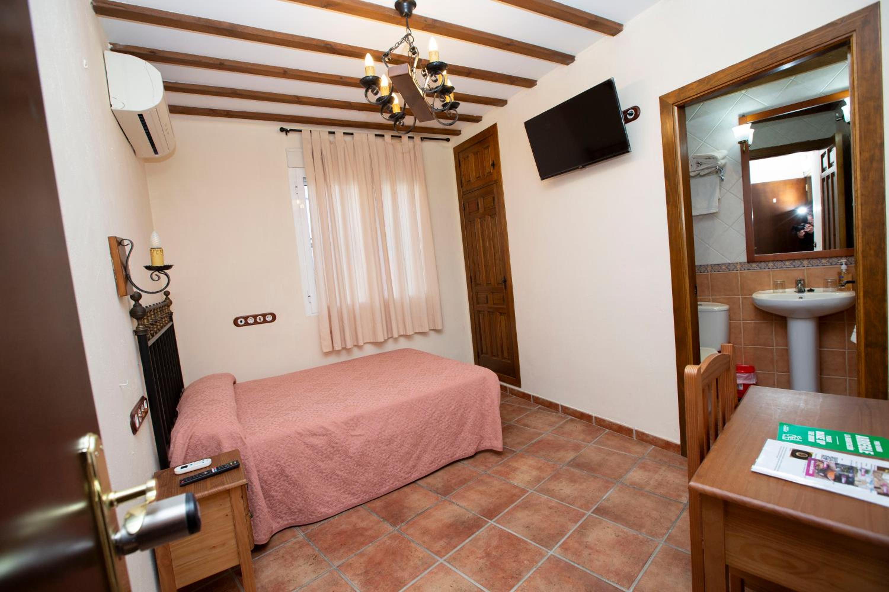 Double Room with Private Bathroom photo 3
