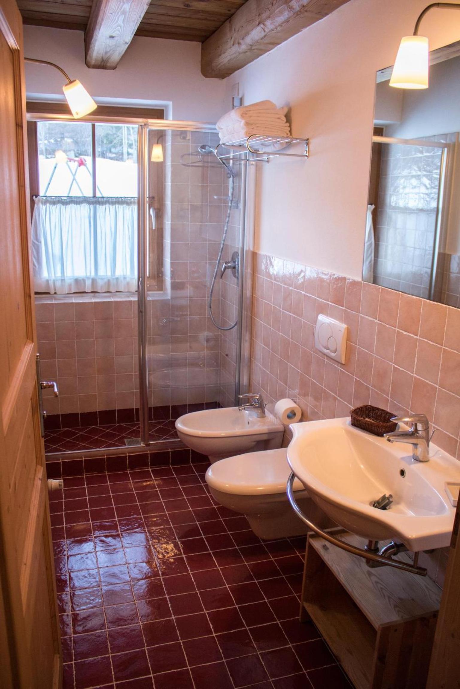 One-Bedroom Apartment (5 Adults) photo 2