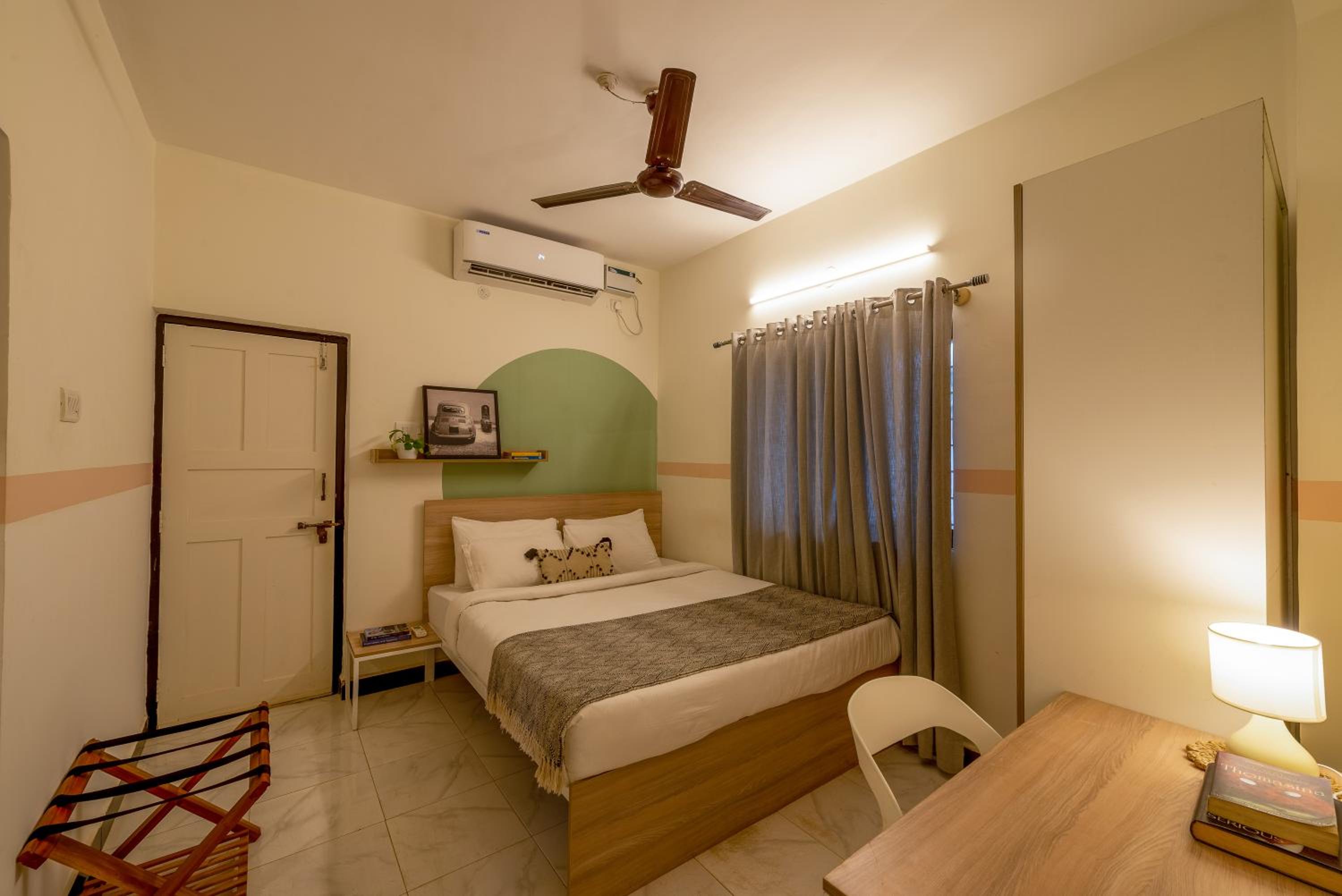 One-Bedroom Apartment - Photo 2