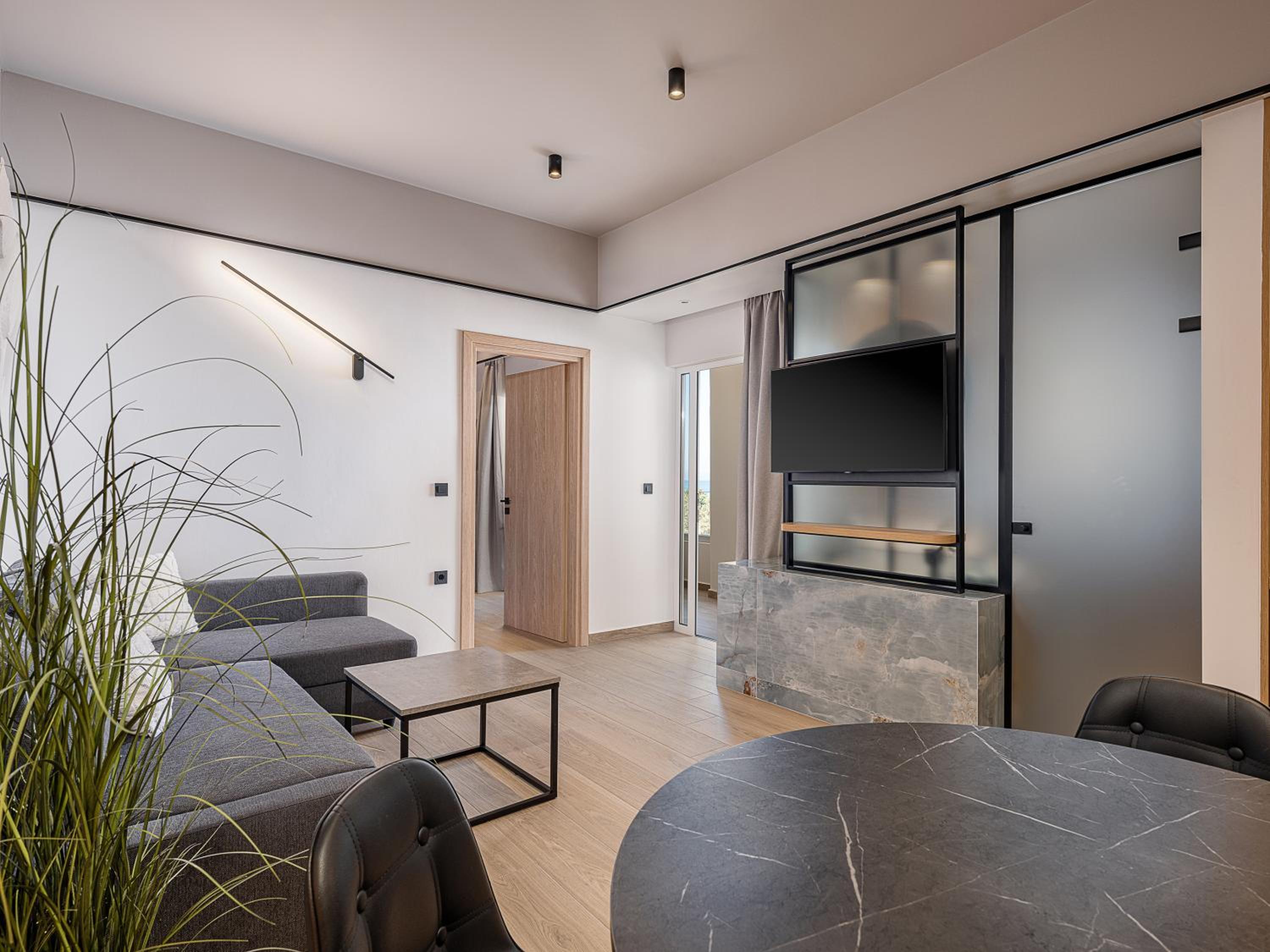 Suite with Hot Tub - Photo 4