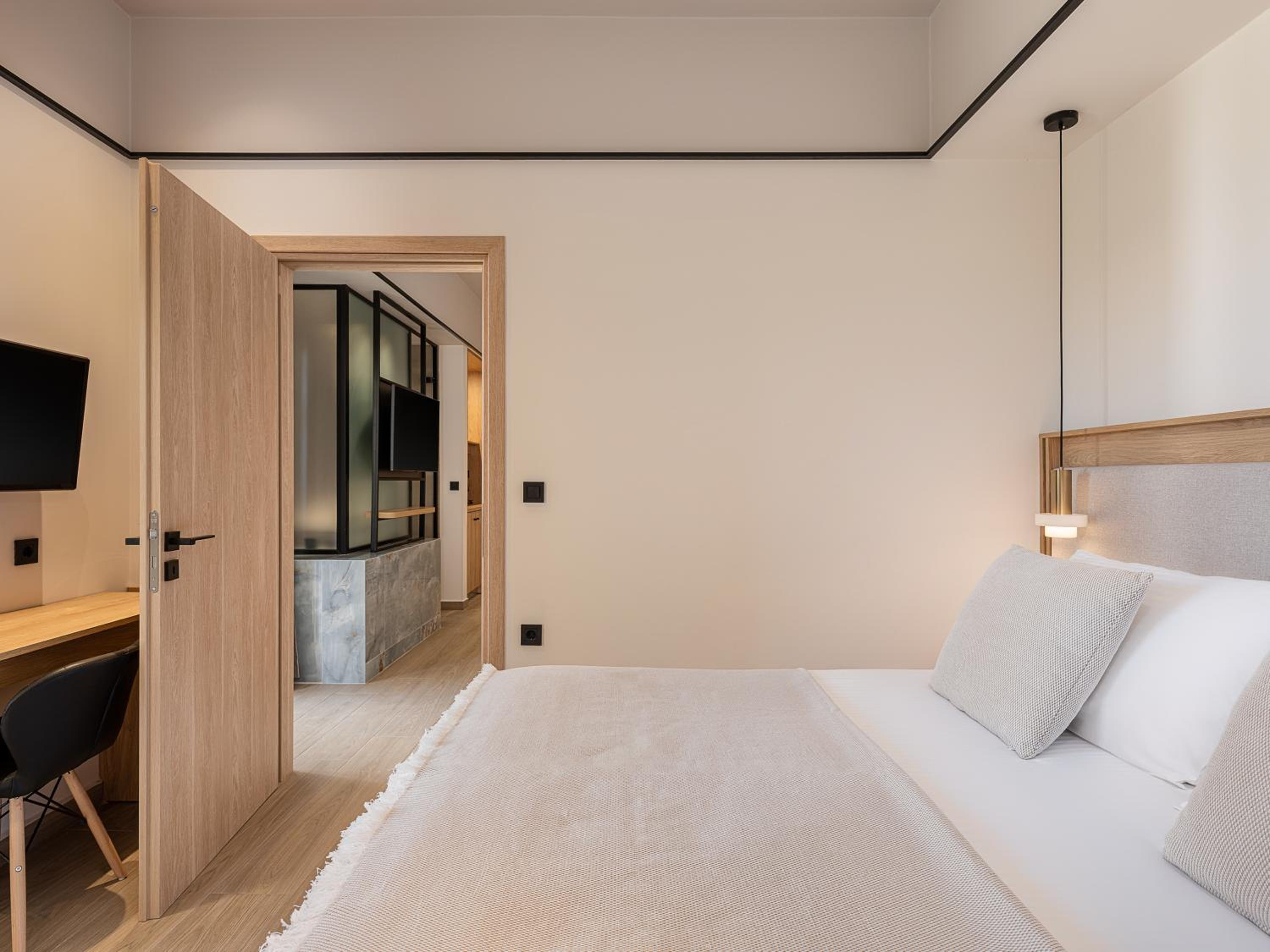 Suite with Hot Tub - Photo 6