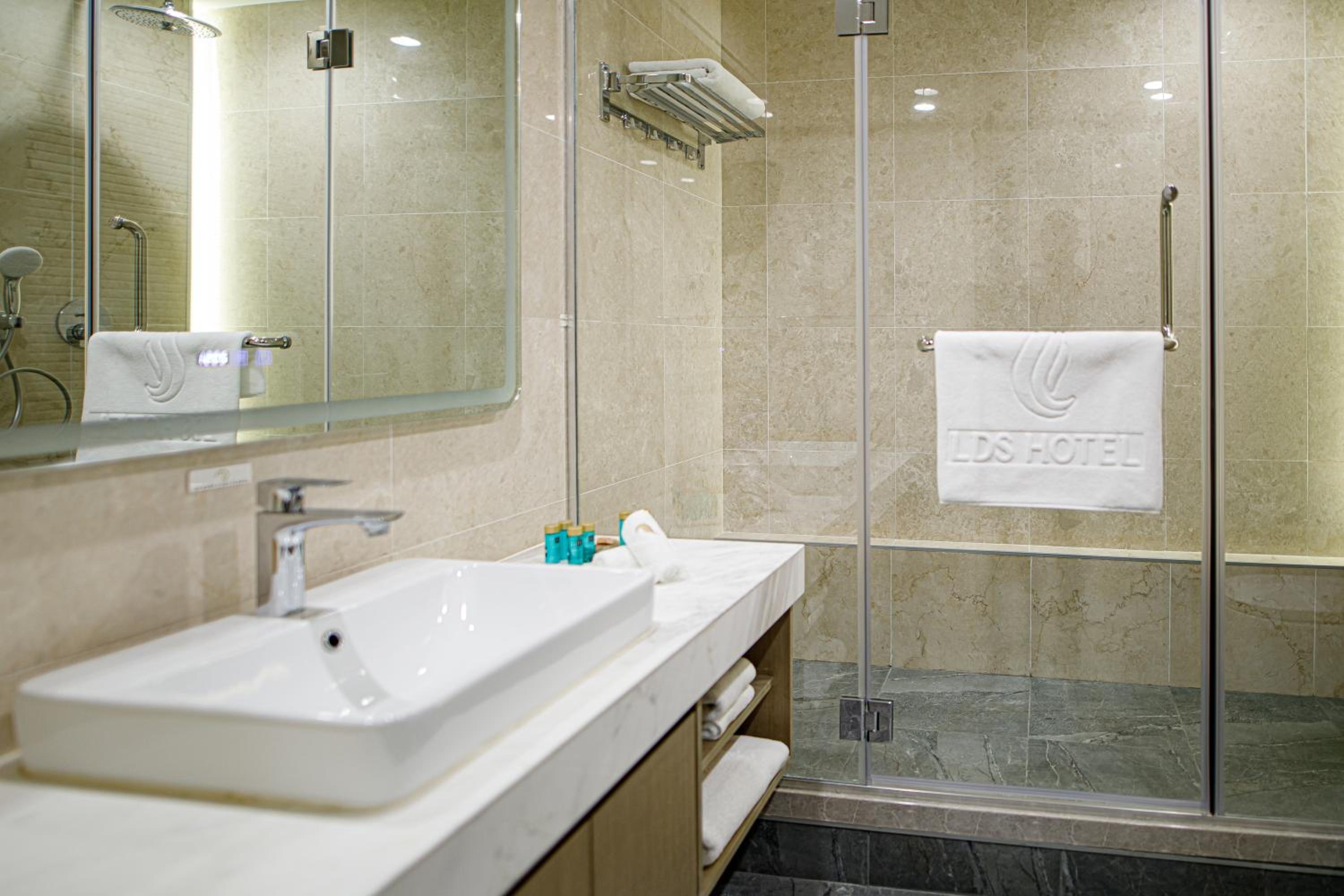 Standard Twin Room with Free Parking - Photo 7