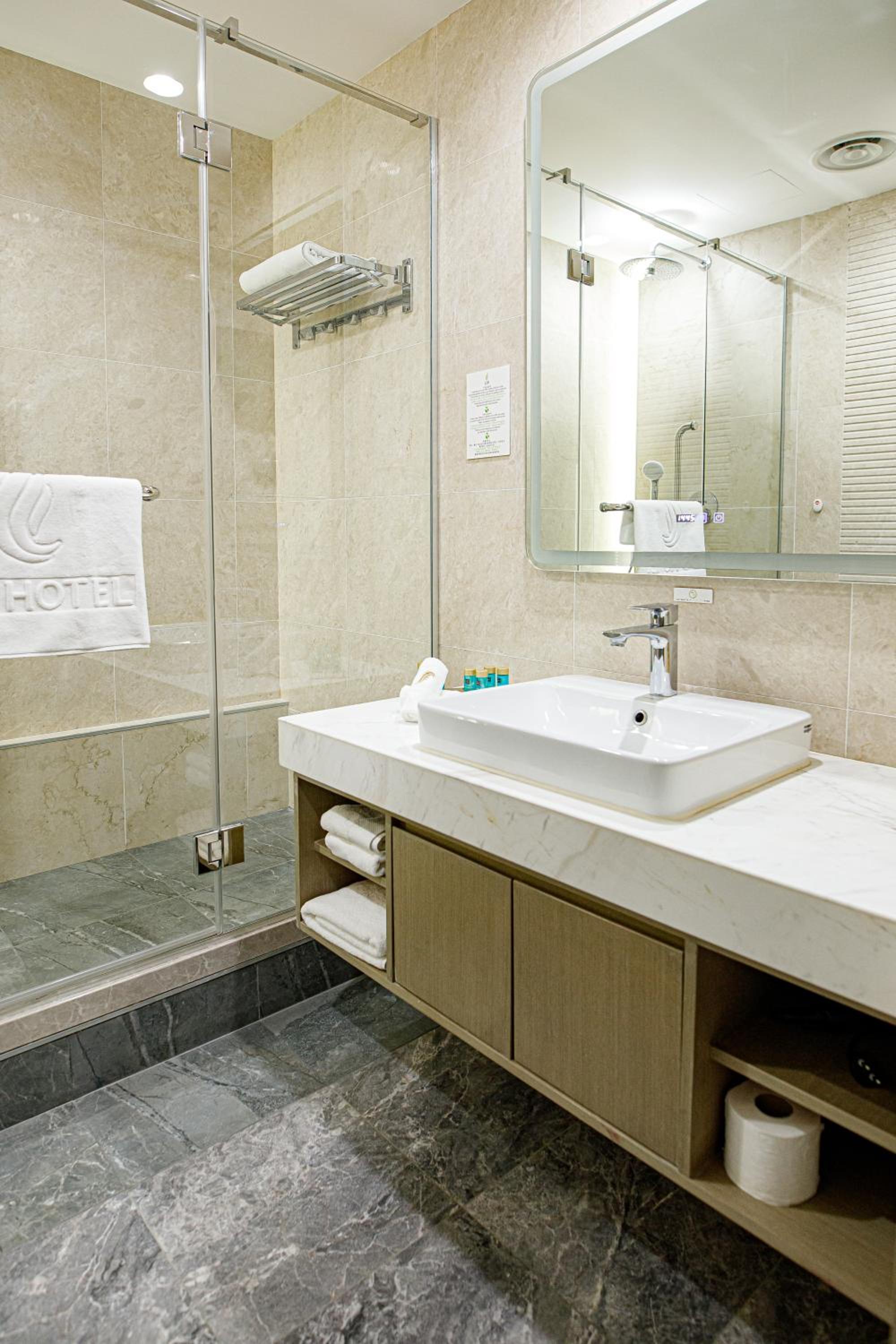 Standard Twin Room with Free Parking - Photo 8