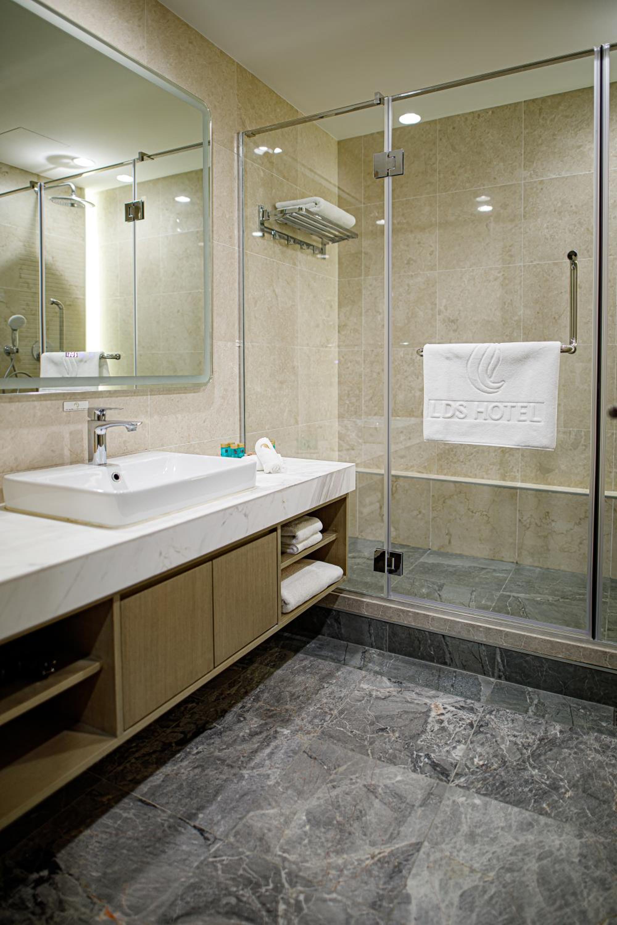 Standard Twin Room with Free Parking - Photo 9