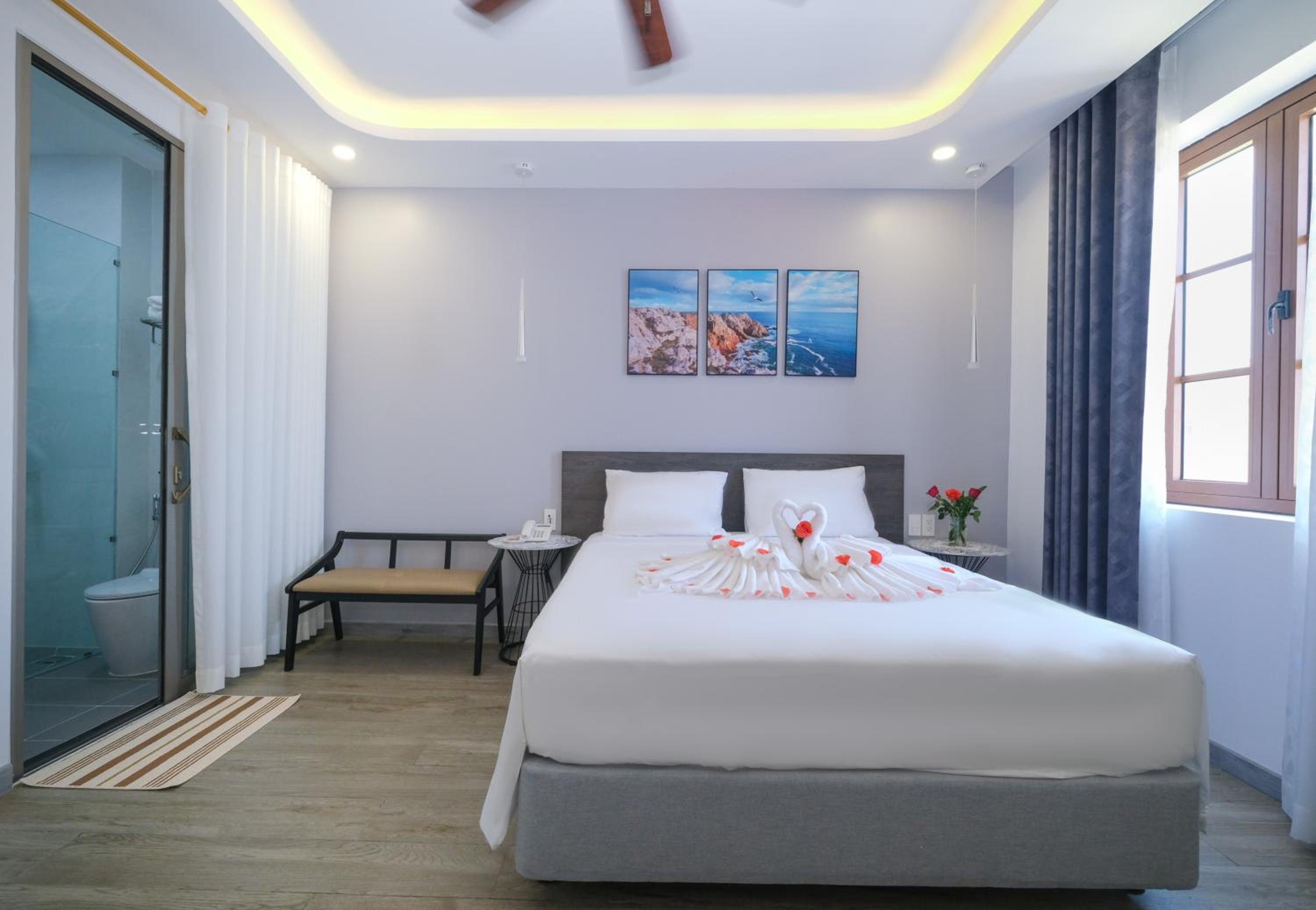 Deluxe Double Room with Side Sea View photo 2
