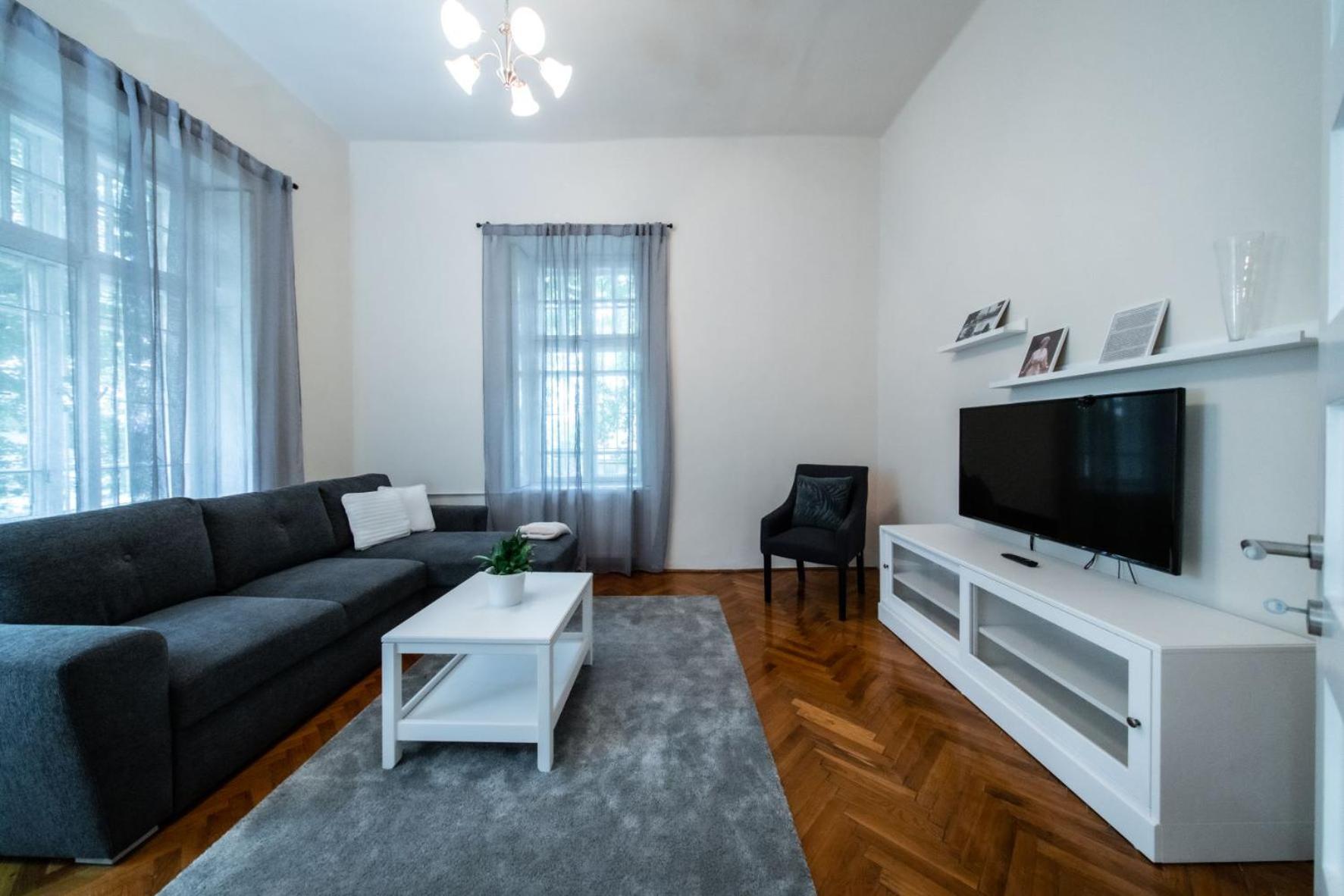 Apartment photo 2