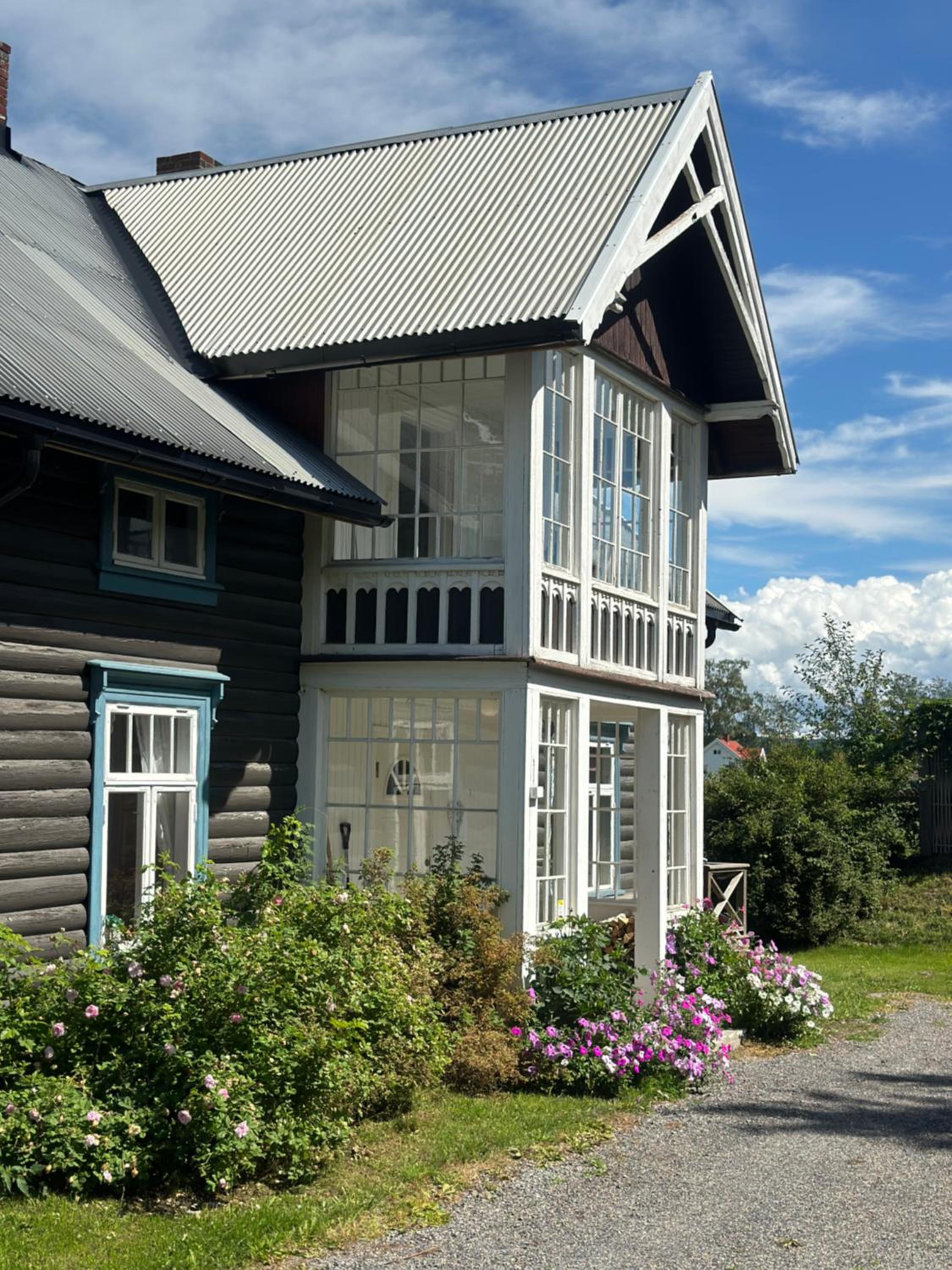 Four-Bedroom House - Photo 2