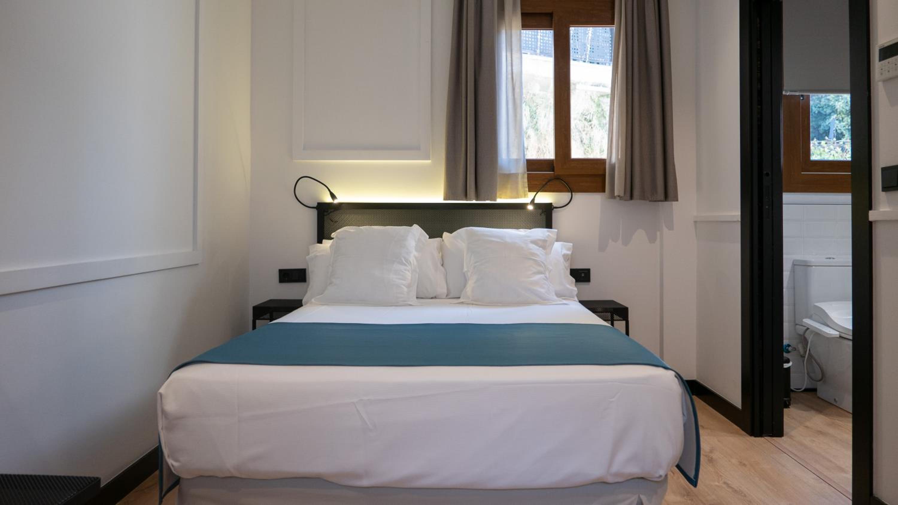 Double Room - Photo 11
