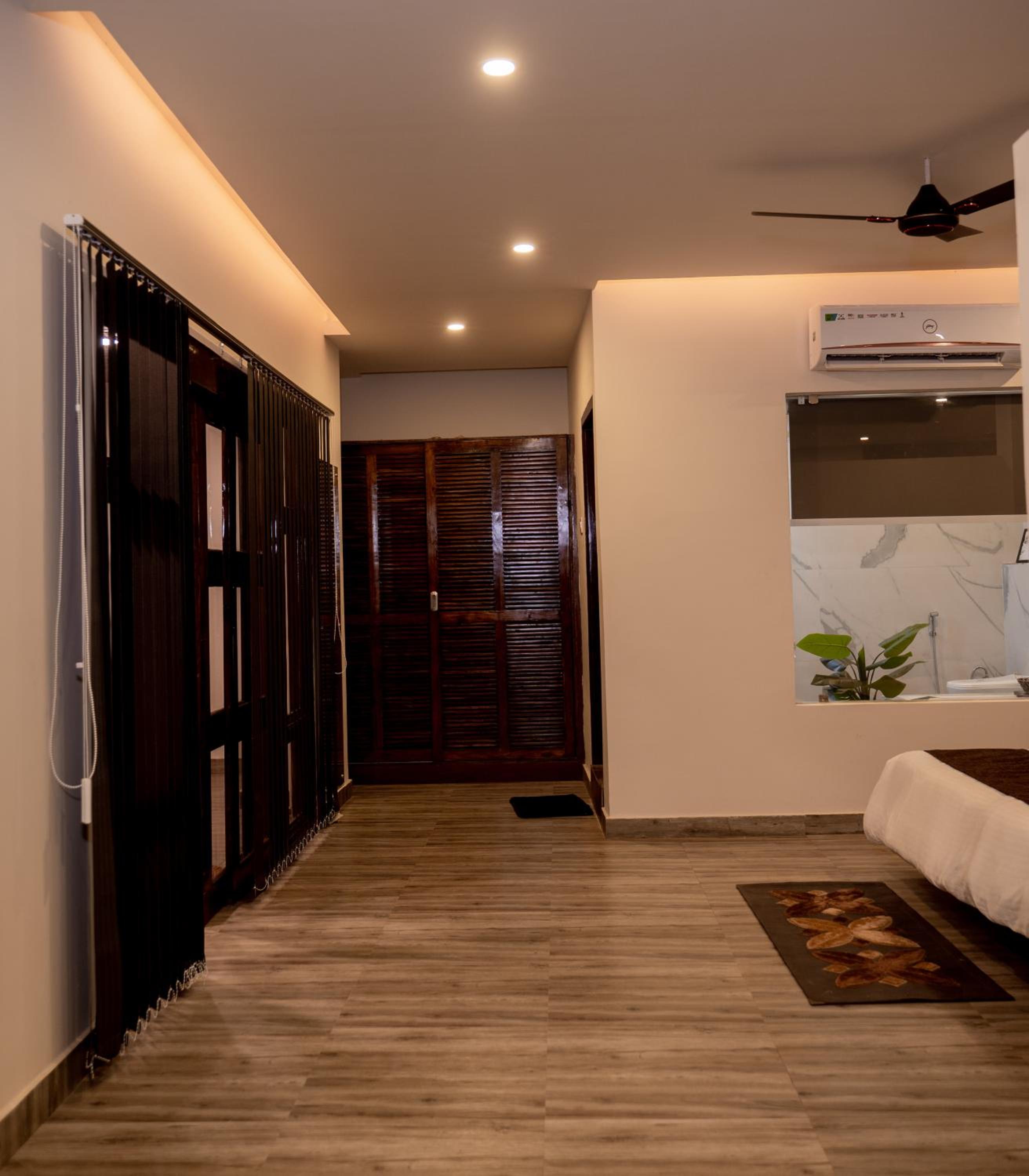 King Suite with Balcony photo 3