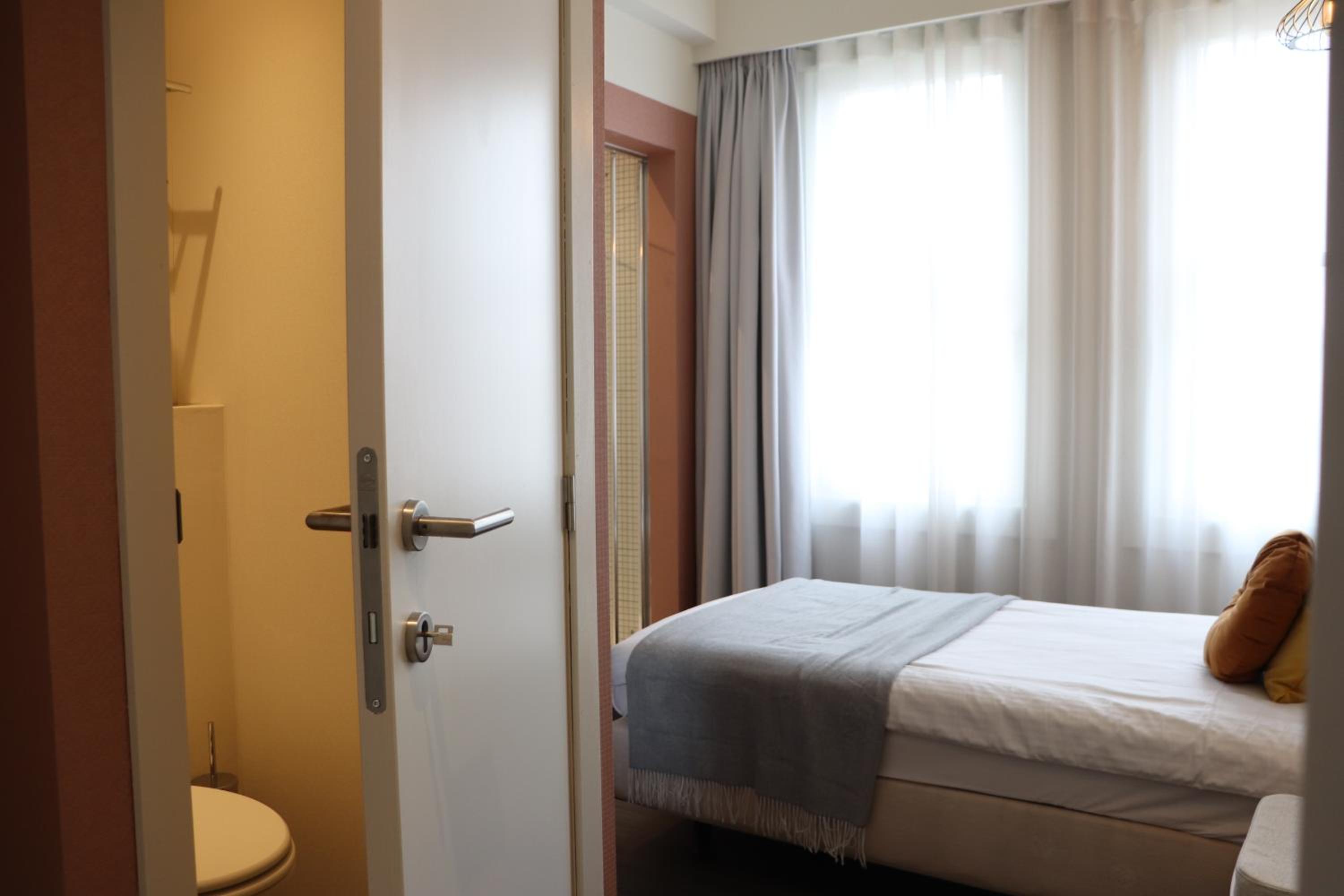 Small Cozy Single Room