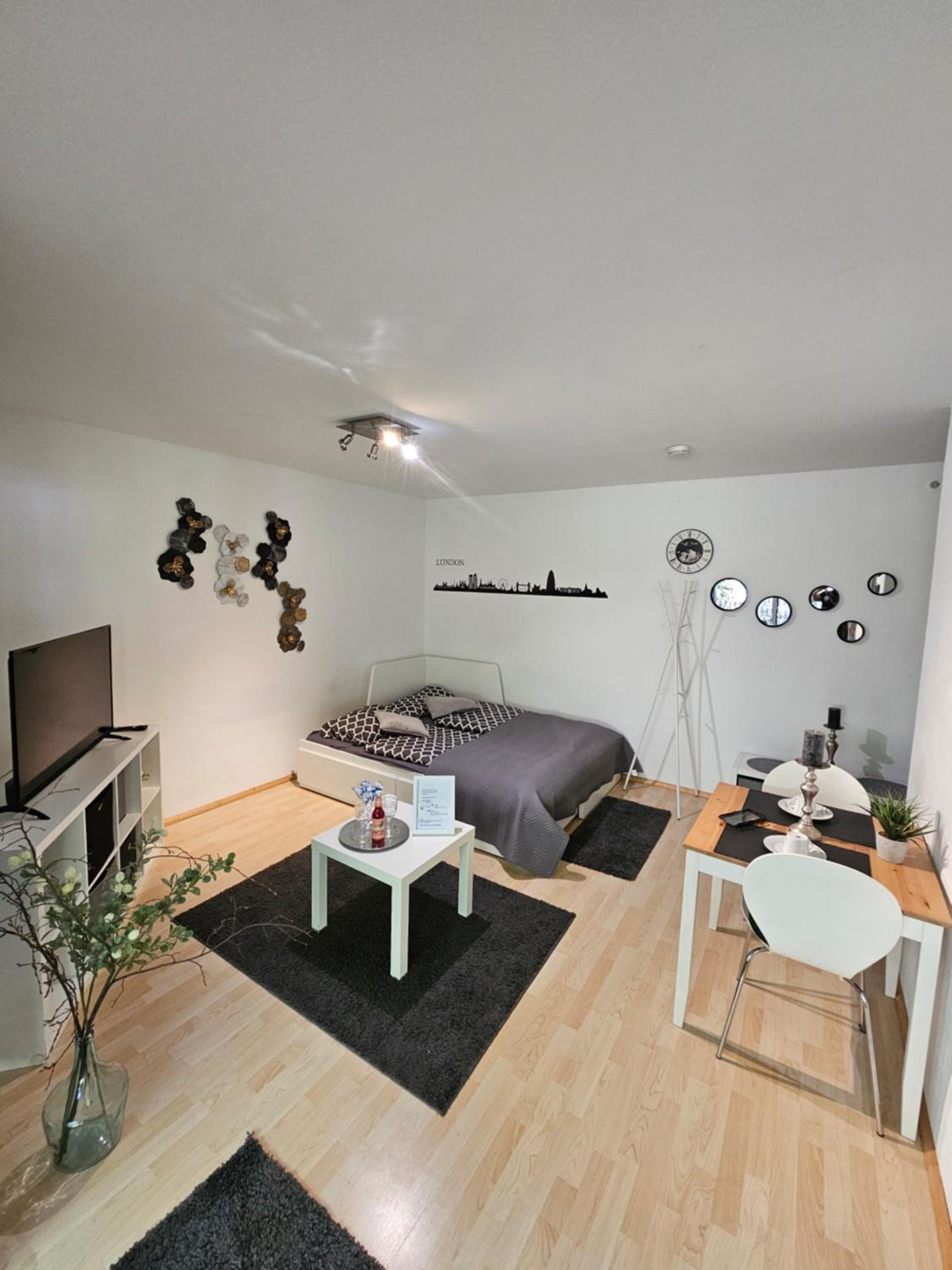 One-Bedroom Apartment photo 1