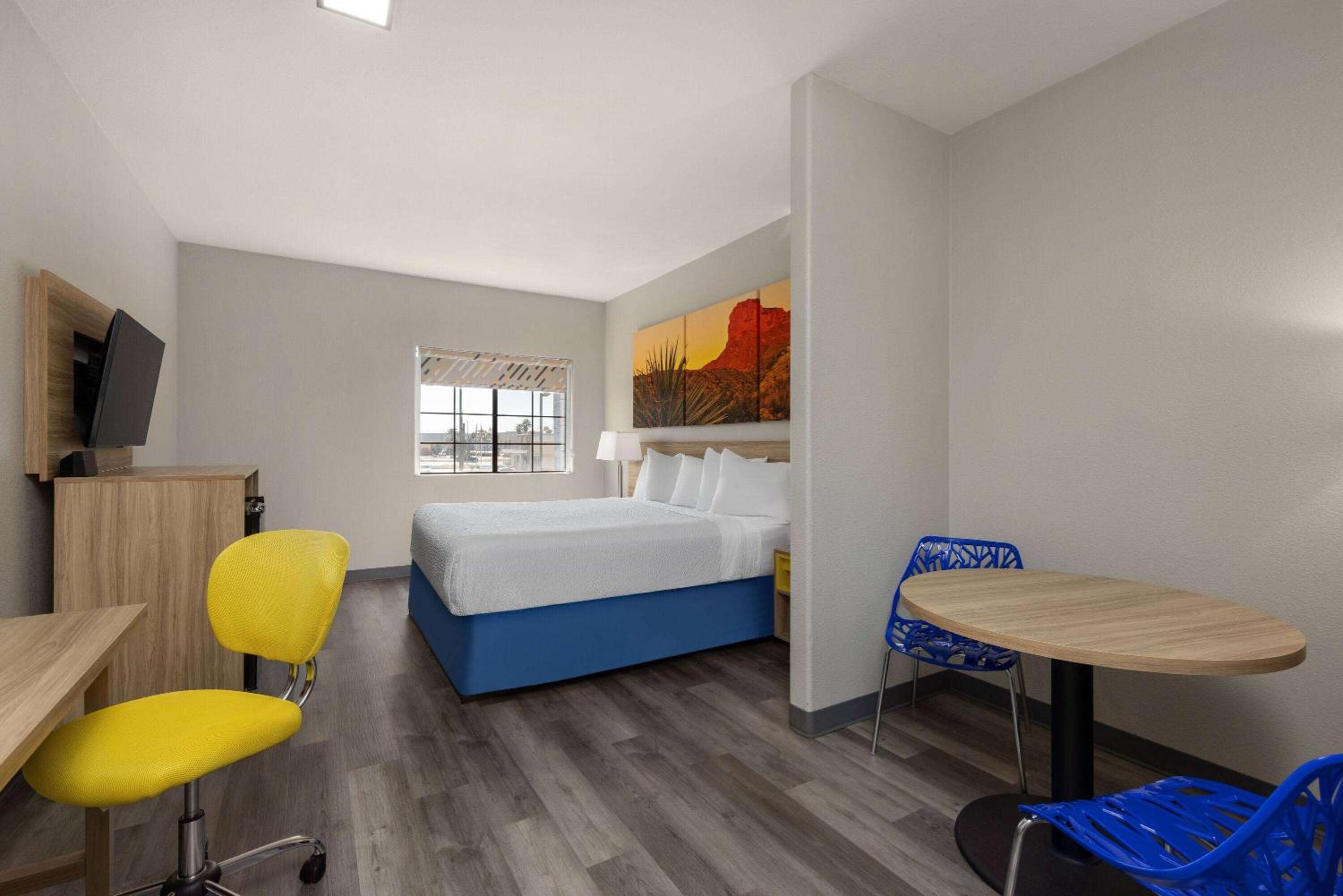 King Room - Non-Smoking - Photo 1